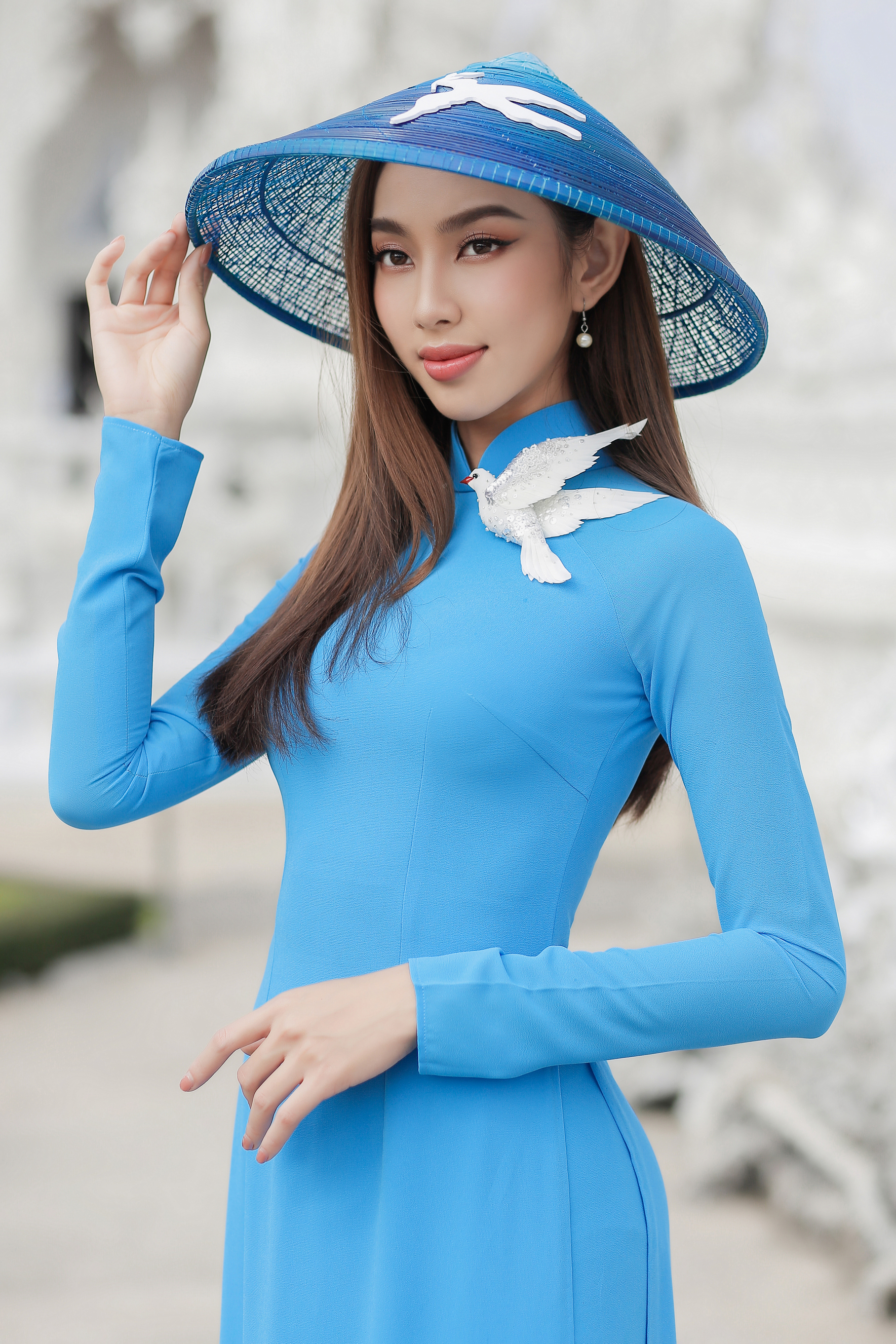 Ngây ngất ngắm Hoa hậu Nguyễn Thúc Thùy Tiên mặc áo dài duyên dáng trên đất Thái Lan - Ảnh 2.