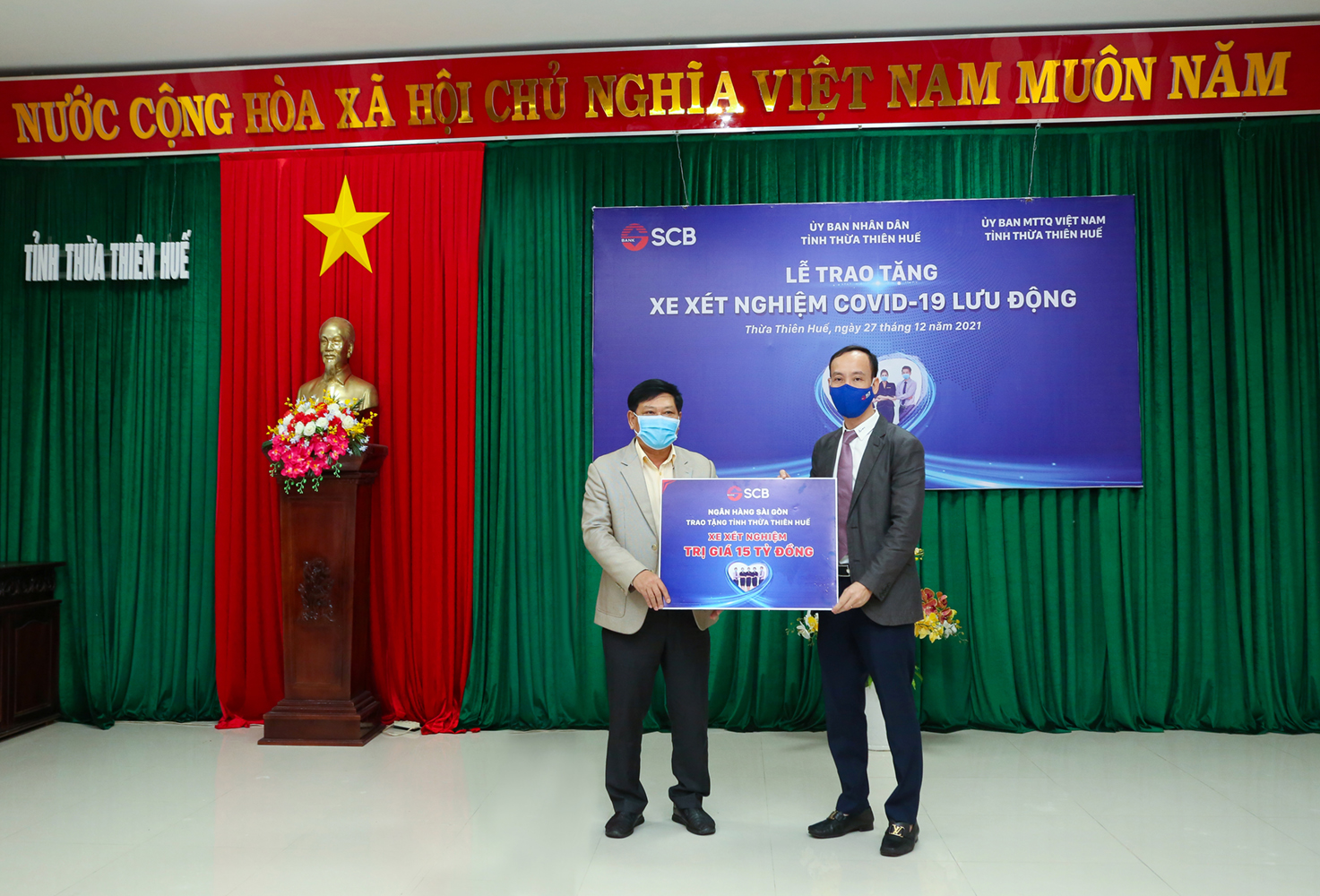SHB trao tặng 3 xe xét nghiệm nghiệm Covid-19 lưu động cho TP.Hà Nội, Nam Định và Thừa Thiên Huế - Ảnh 2.