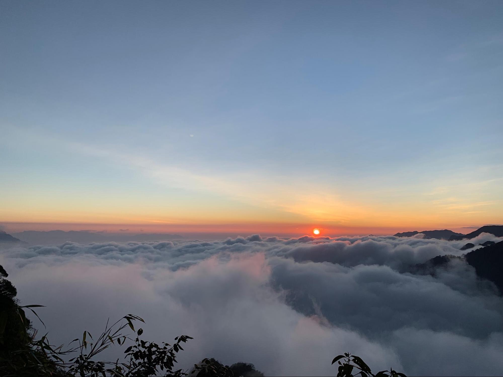 Ngũ Chỉ Sơn, &quot;đệ nhất núi&quot; Tây Bắc, toàn dốc đá dựng đứng thách thức dân phượt lên ngắm biển mây - Ảnh 5.