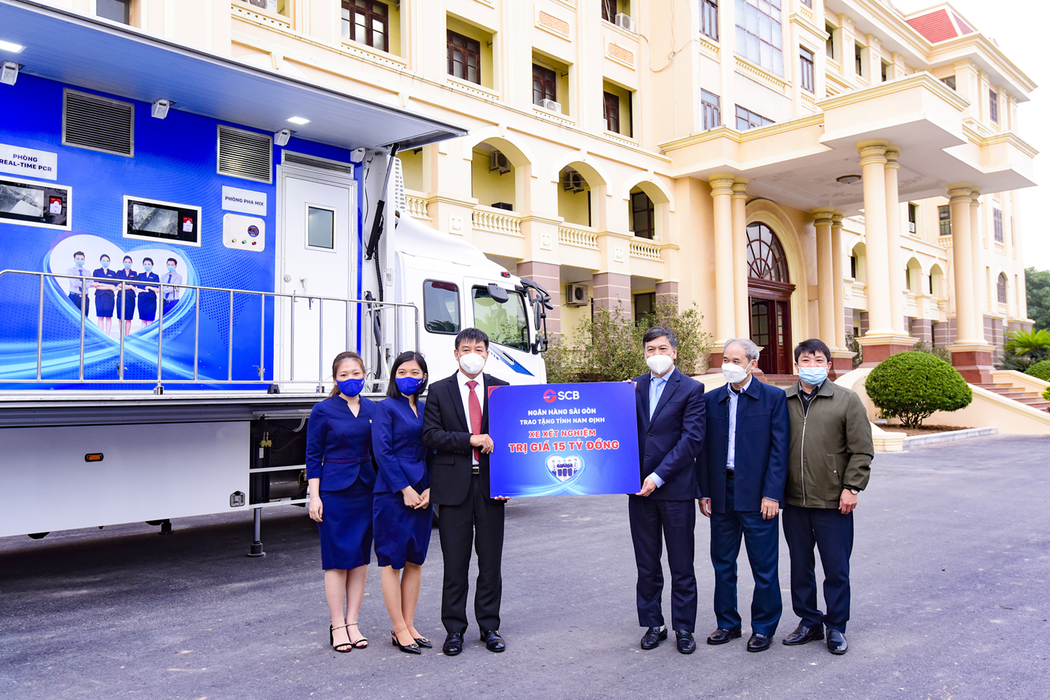 SHB trao tặng 3 xe xét nghiệm nghiệm Covid-19 lưu động cho TP.Hà Nội, Nam Định và Thừa Thiên Huế - Ảnh 3.