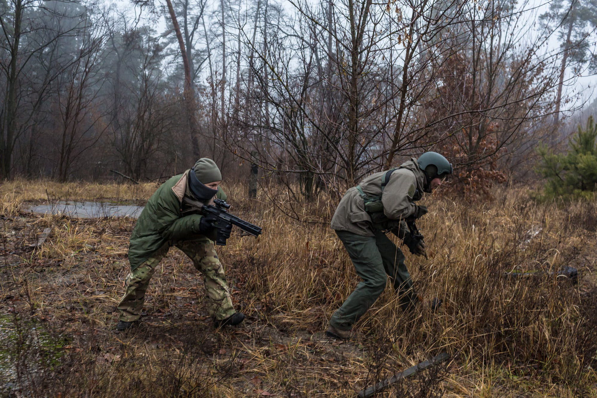 Ukraine ráo riết đào tạo 'đội quân du kích' cho xung đột quân sự với Nga - Ảnh 3.