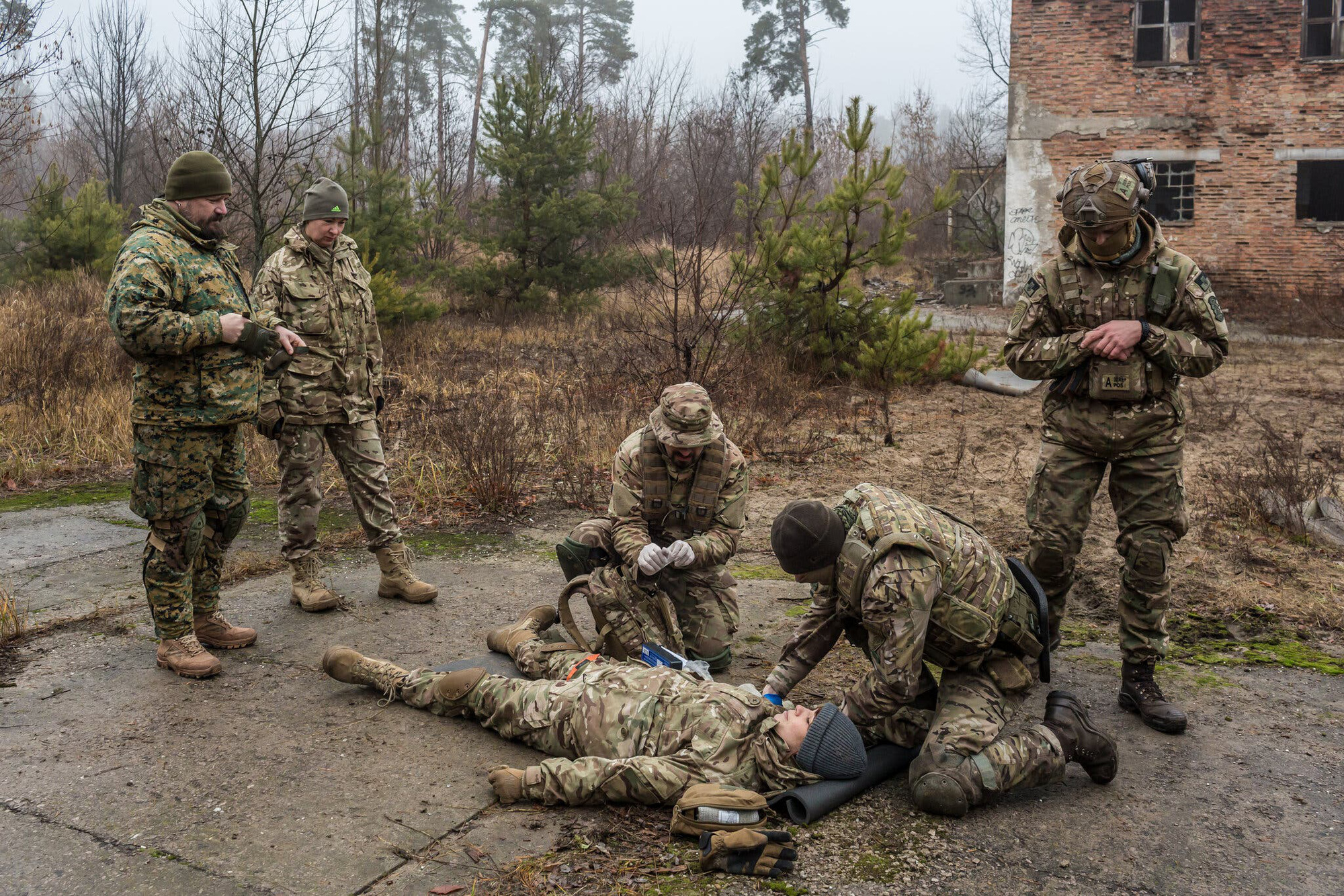 Ukraine ráo riết đào tạo 'đội quân du kích' cho xung đột quân sự với Nga - Ảnh 1.