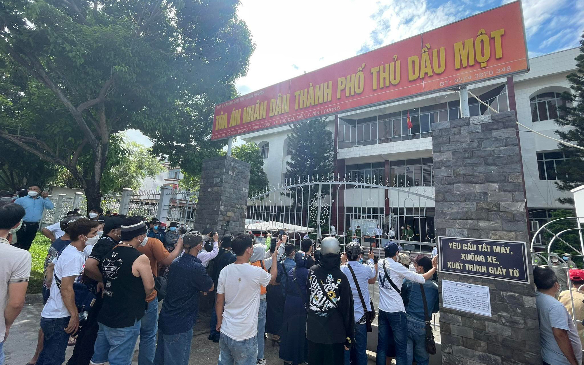 Đông đảo YouTuber "bủa vây" trước cổng tòa xét xử thanh niên cưỡng đoạt tiền bà Nguyễn Phương Hằng