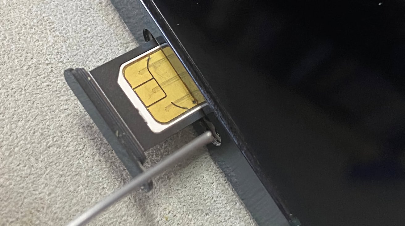 Việc loại bỏ khe cắm thẻ SIM có thể cải thiện thêm khả năng chống nước. Ảnh: @AFP.