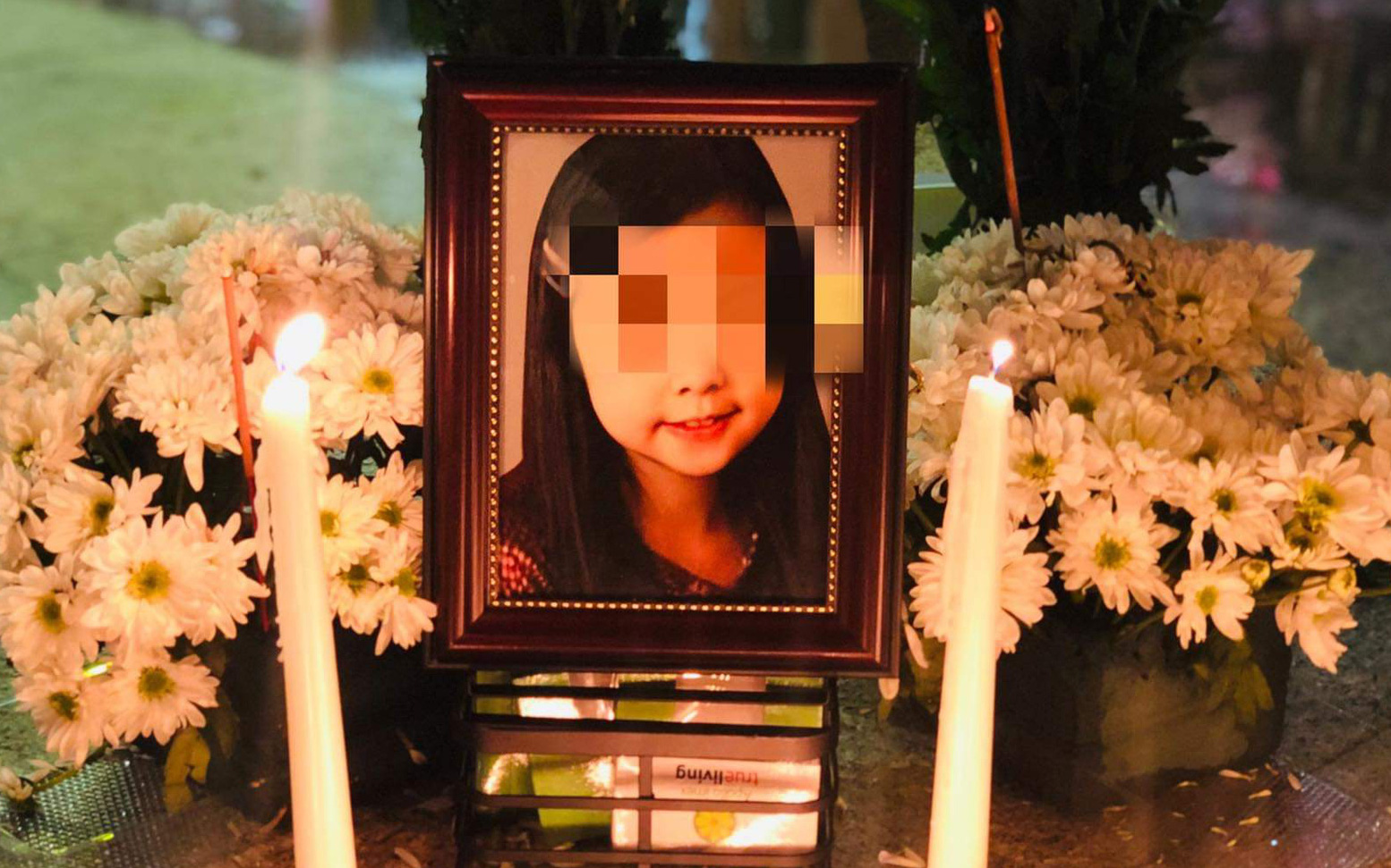 Vụ bé gái 8 tuổi tử vong nghi do bị bạo hành: Người mẹ yêu cầu khởi tố, bắt tạm giam người cha