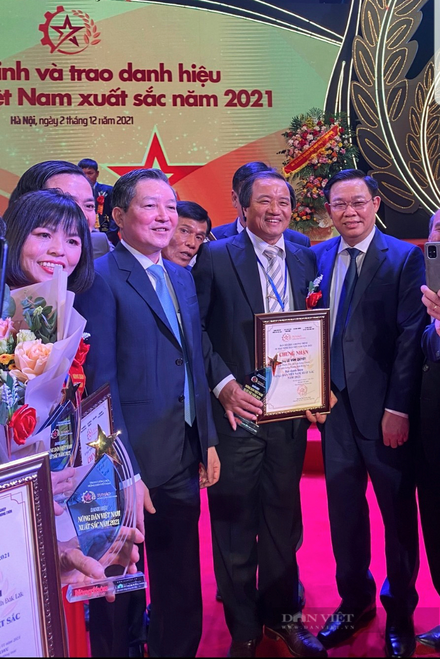 Nông dân Việt Nam xuất sắc 2021 vui mừng chụp ảnh chung với Chủ tịch Quốc hội Vương Đình Huệ - Ảnh 7.