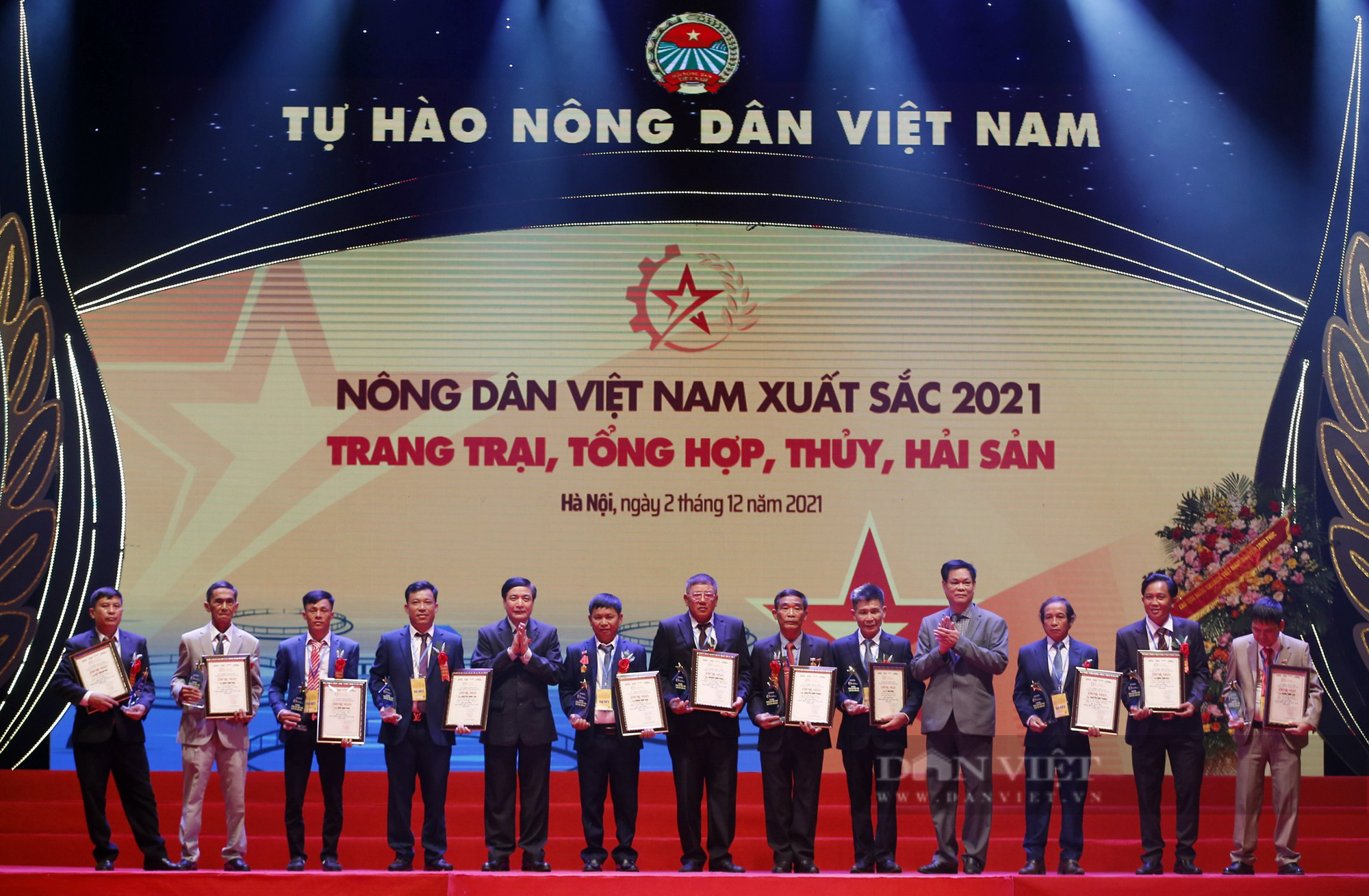 Toàn cảnh đêm Tôn vinh 63 nông dân Việt Nam xuất sắc năm 2021 - Ảnh 11.