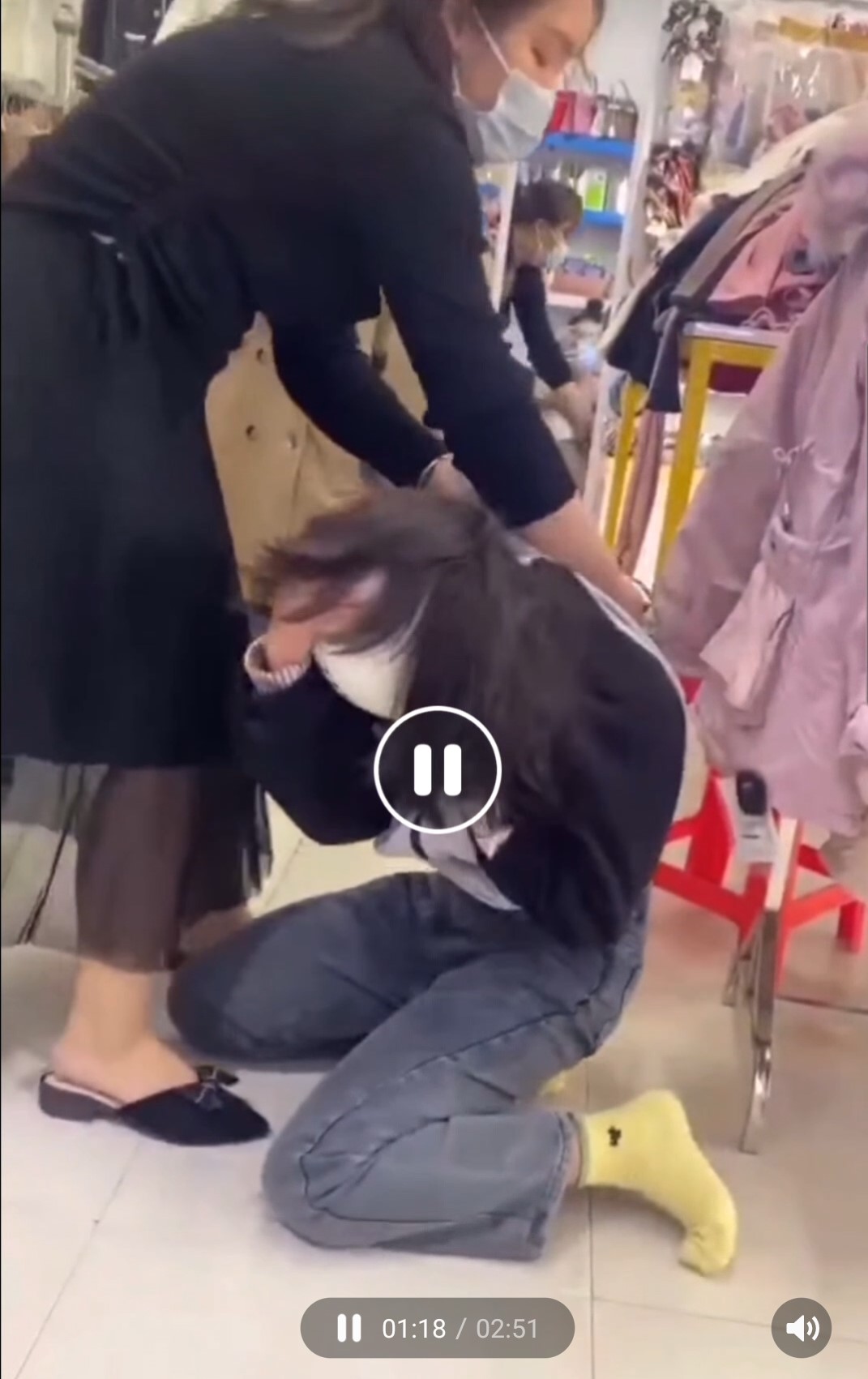 Người dân Thanh Hóa phẫn nộ với hành vi cắt tóc, cắt áo cô gái trẻ của chủ shop quần áo - Ảnh 3.