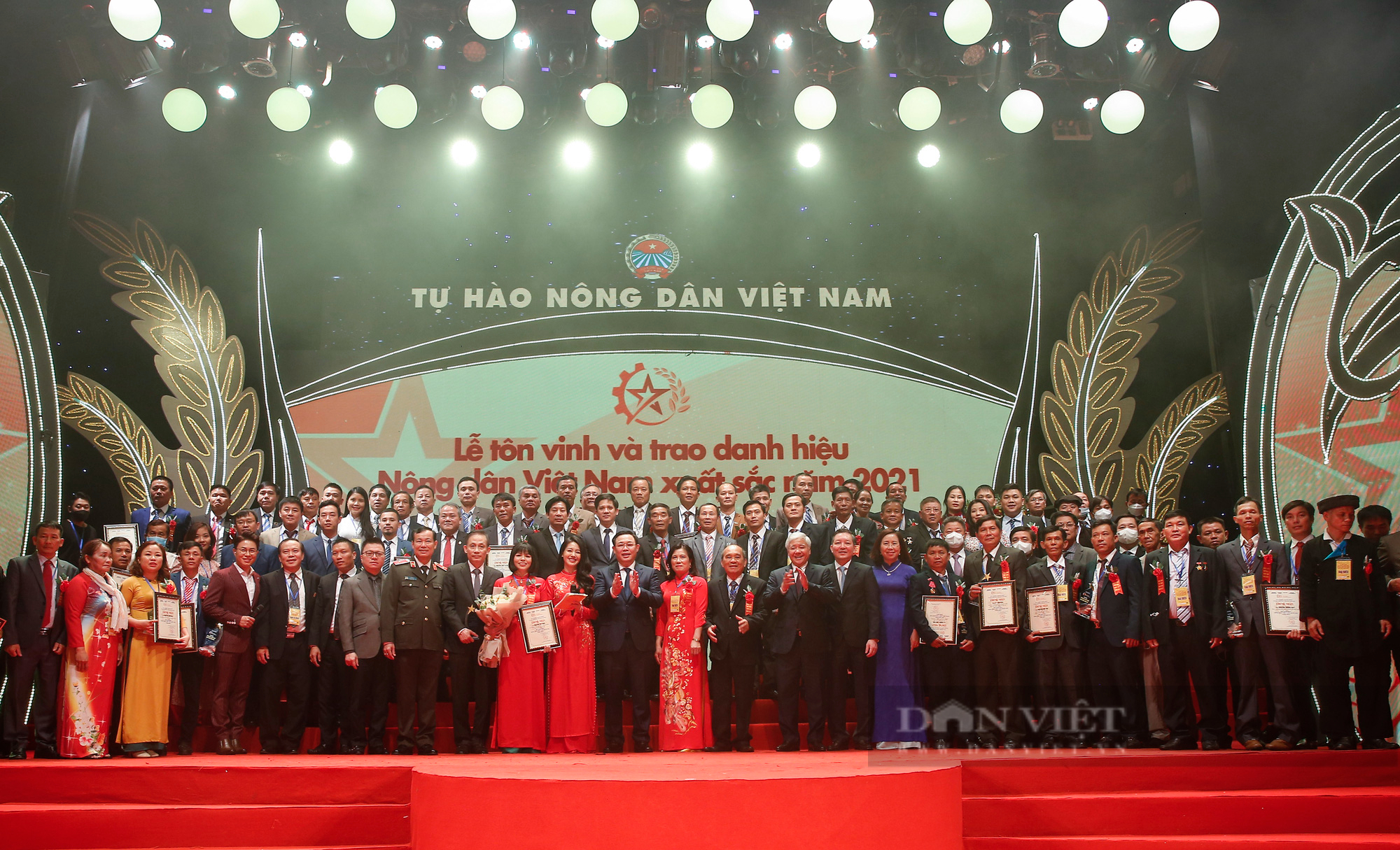 Nông dân Việt Nam xuất sắc 2021 vui mừng chụp ảnh chung với Chủ tịch Quốc hội Vương Đình Huệ - Ảnh 9.
