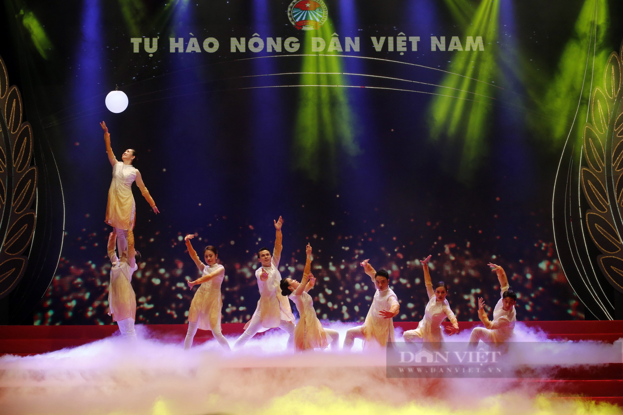 Toàn cảnh đêm Tôn vinh 63 nông dân Việt Nam xuất sắc năm 2021 - Ảnh 4.