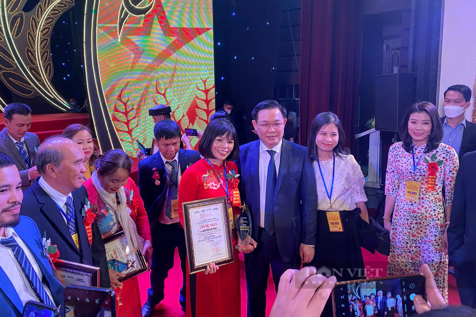 Nông dân Việt Nam xuất sắc 2021 vui mừng chụp ảnh chung với Chủ tịch Quốc hội Vương Đình Huệ - Ảnh 5.