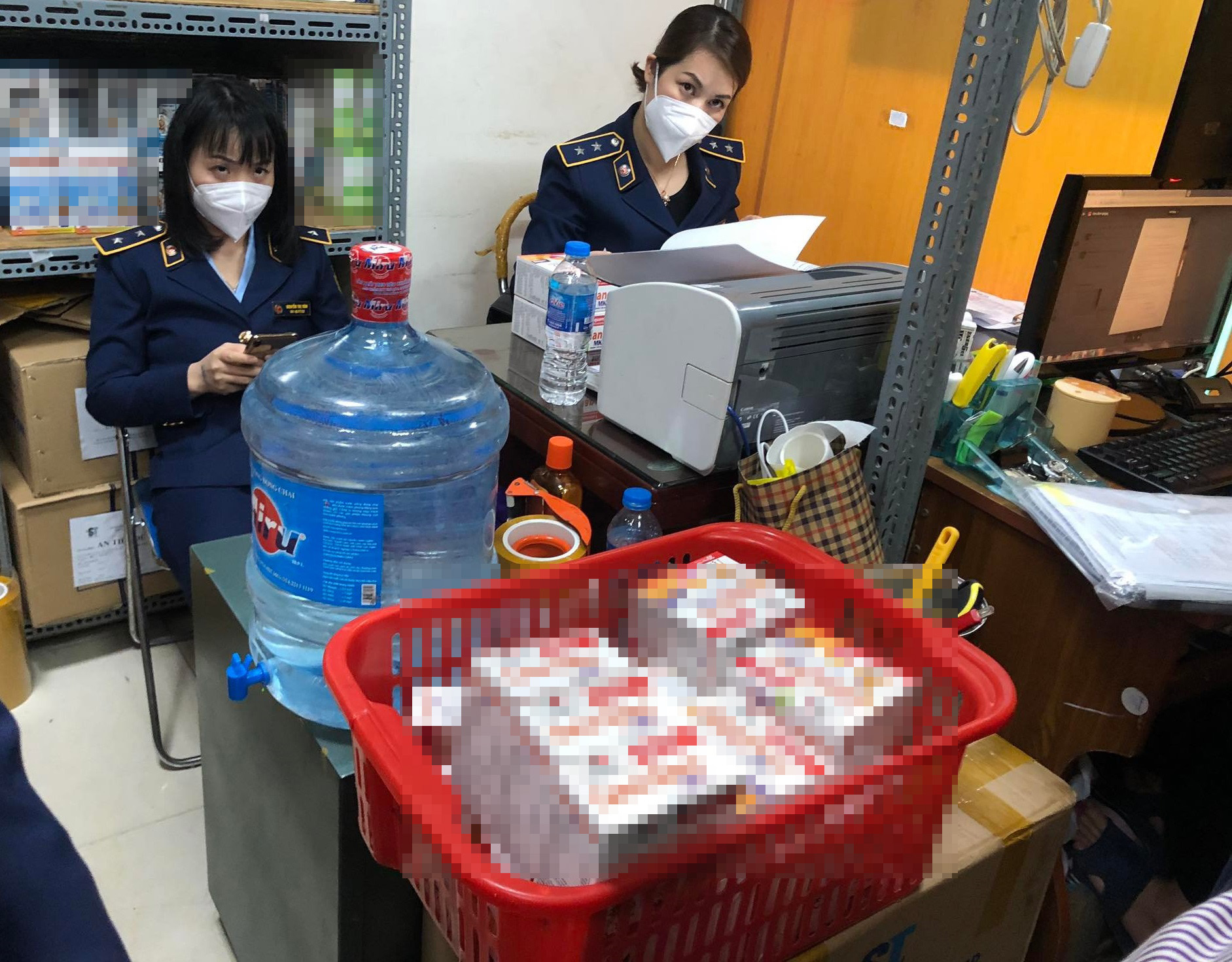 Hà Nội: Thu giữ thực phẩm bảo vệ sức khỏe kém chất lượng nghi hàng giả ở chợ thuốc lớn nhất miền Bắc - Ảnh 1.