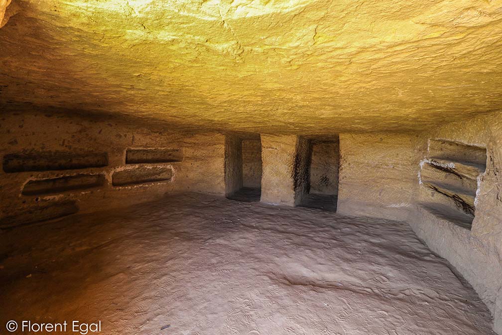 111 ngôi mộ tại thành cổ Hegra của Vương quốc dầu mỏ có gì khiến du khách tò mò - Ảnh 3.