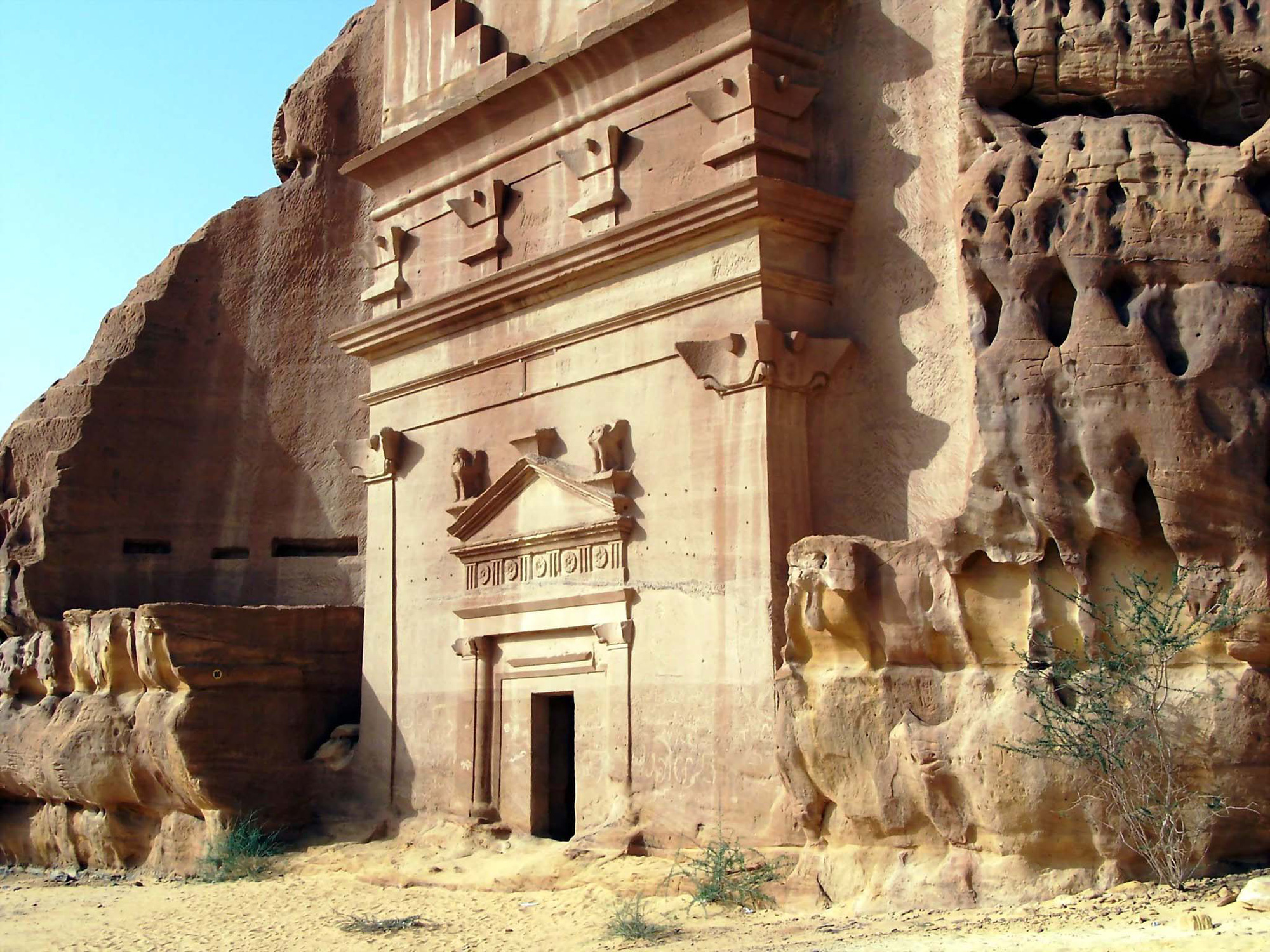 111 ngôi mộ tại thành cổ Hegra của Vương quốc dầu mỏ có gì khiến du khách tò mò - Ảnh 1.