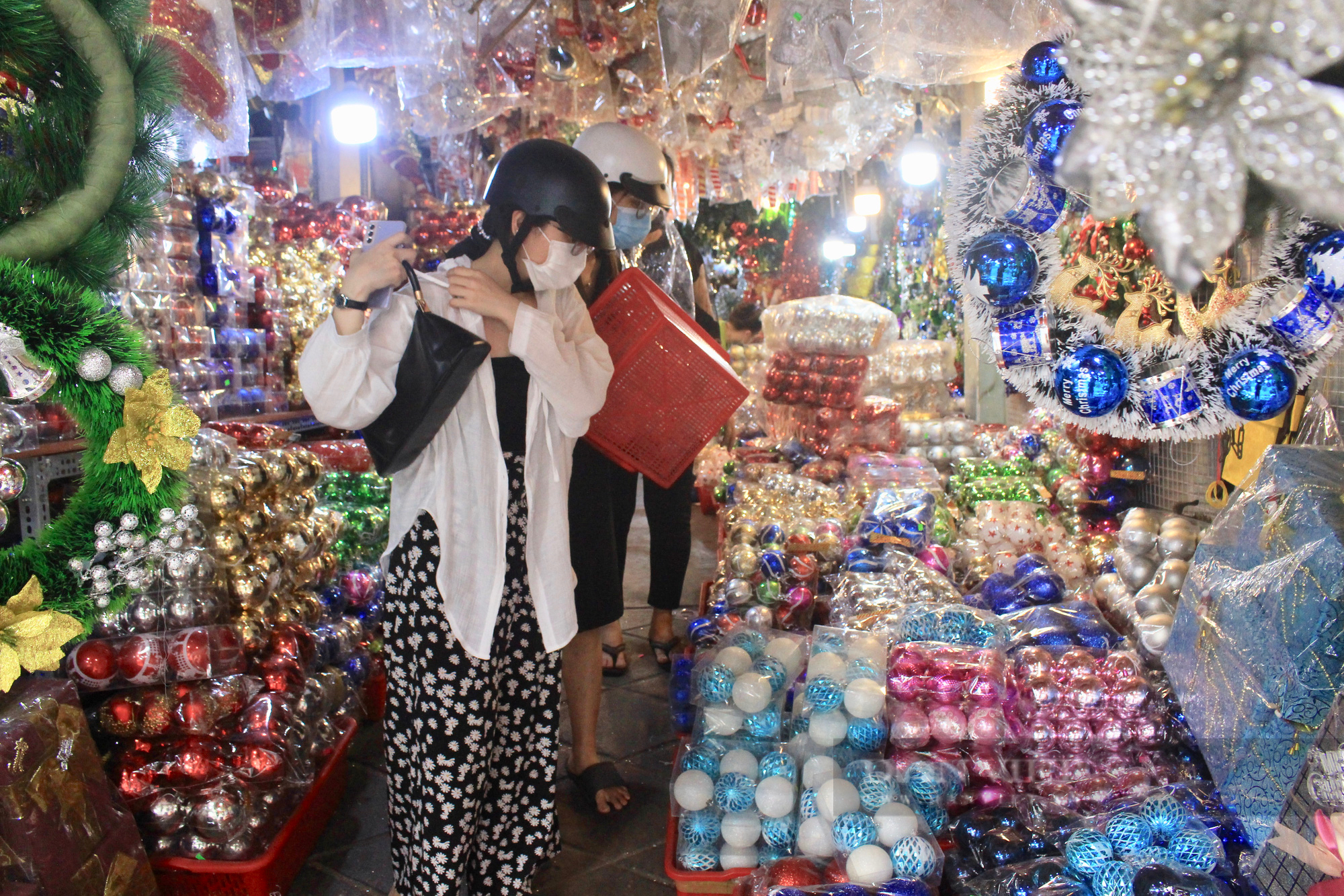 Chợ Giáng sinh lớn nhất Sài Gòn nhộn nhịp: Dịch buồn quá nên chơi Noel sớm - Ảnh 5.
