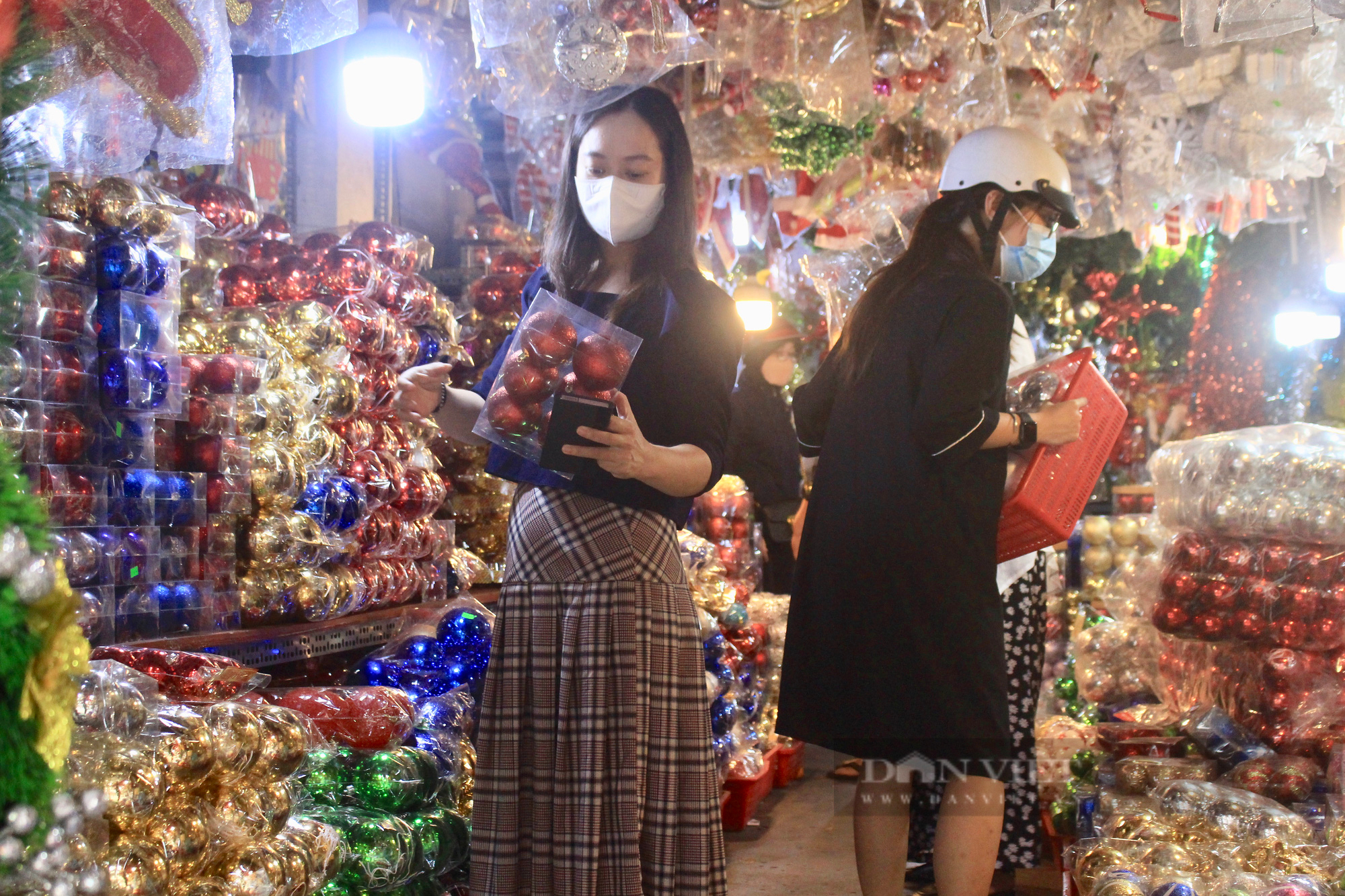 Chợ Giáng sinh lớn nhất Sài Gòn nhộn nhịp: Dịch buồn quá nên chơi Noel sớm - Ảnh 2.