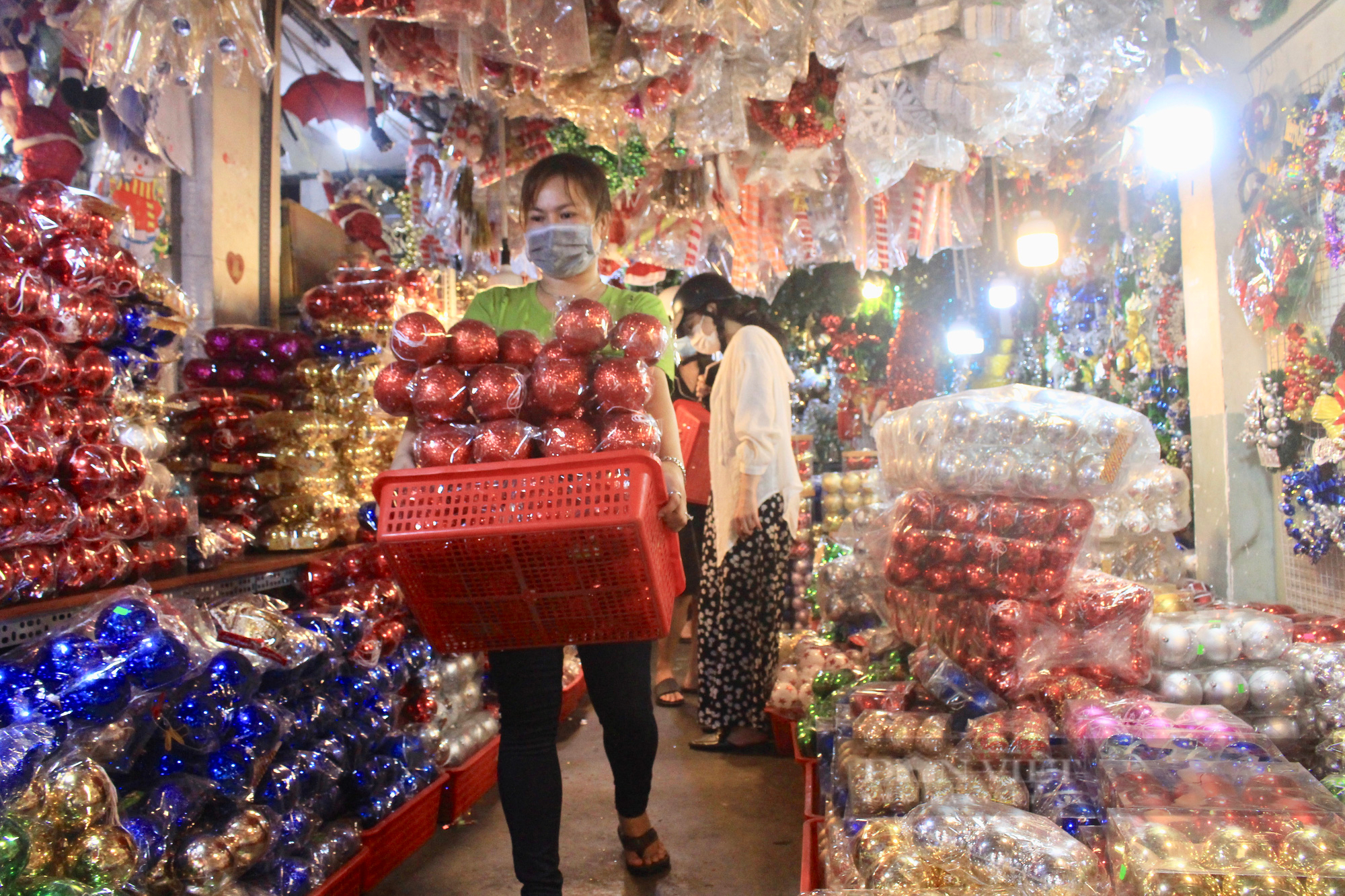 Chợ Giáng sinh lớn nhất Sài Gòn nhộn nhịp: Dịch buồn quá nên chơi Noel sớm - Ảnh 8.