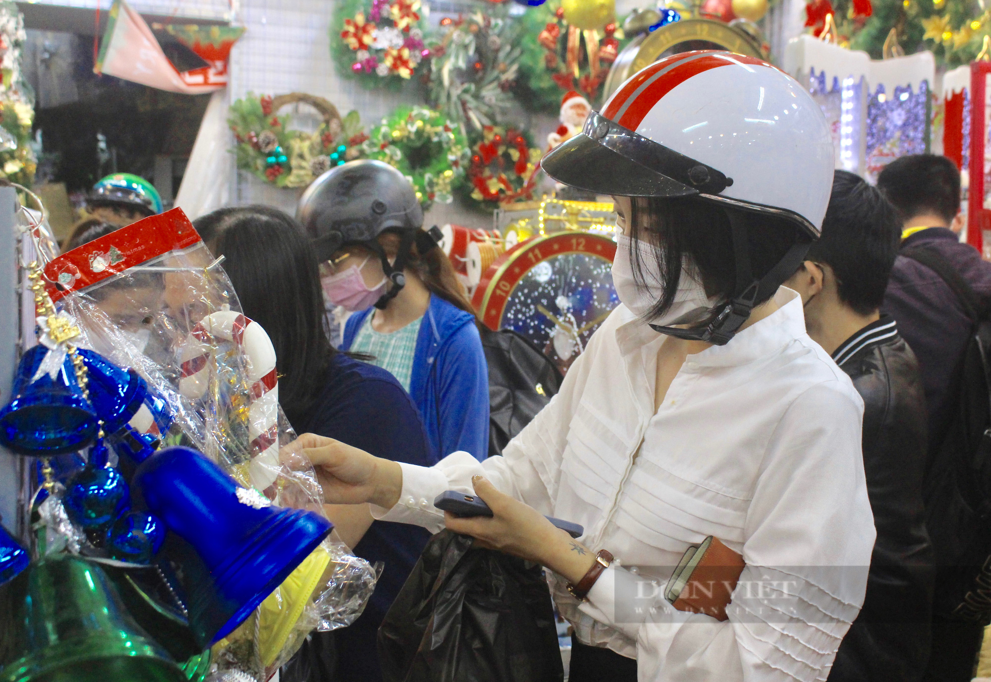 Chợ Giáng sinh lớn nhất Sài Gòn nhộn nhịp: Dịch buồn quá nên chơi Noel sớm - Ảnh 3.