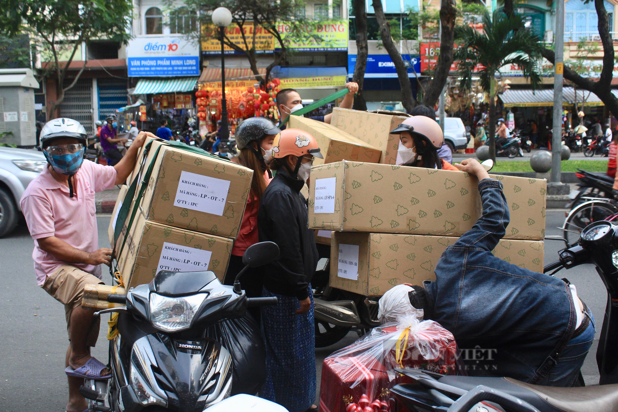 Chợ Giáng sinh lớn nhất Sài Gòn nhộn nhịp: Dịch buồn quá nên chơi Noel sớm - Ảnh 9.
