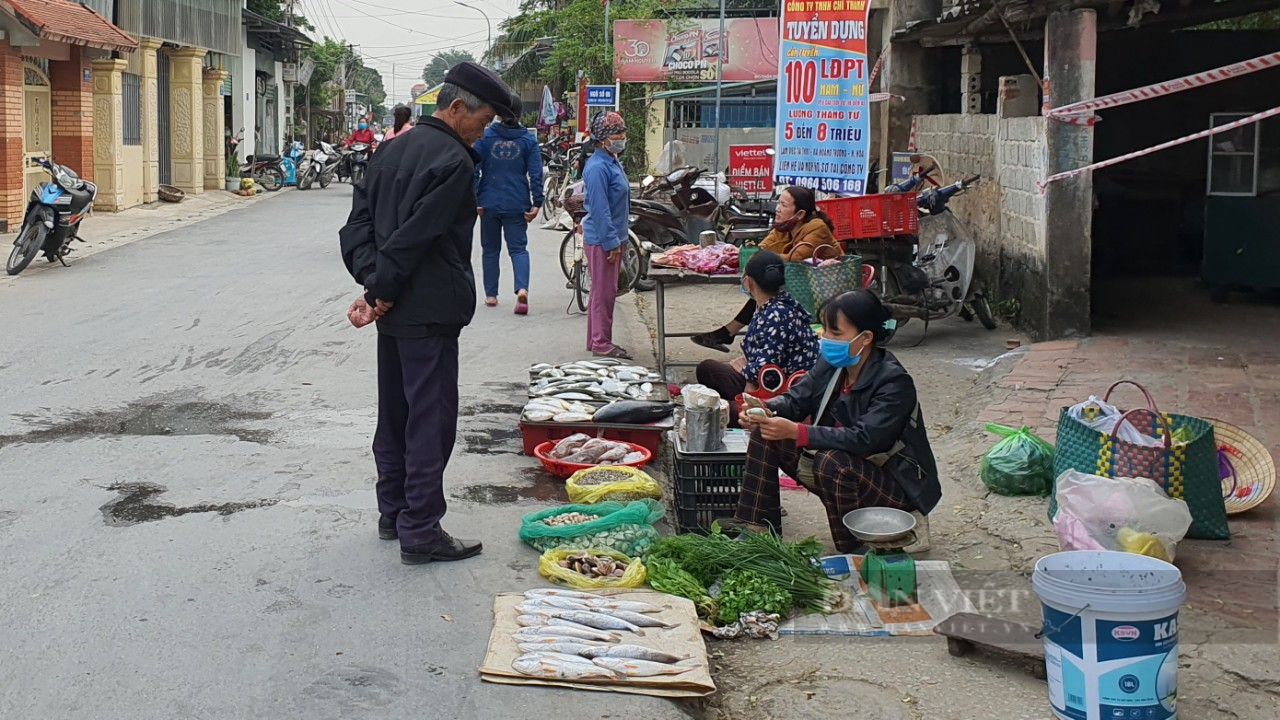 Nghịch lý chợ bỏ không, tiểu thương kéo nhau ra đường buôn bán - Ảnh 3.