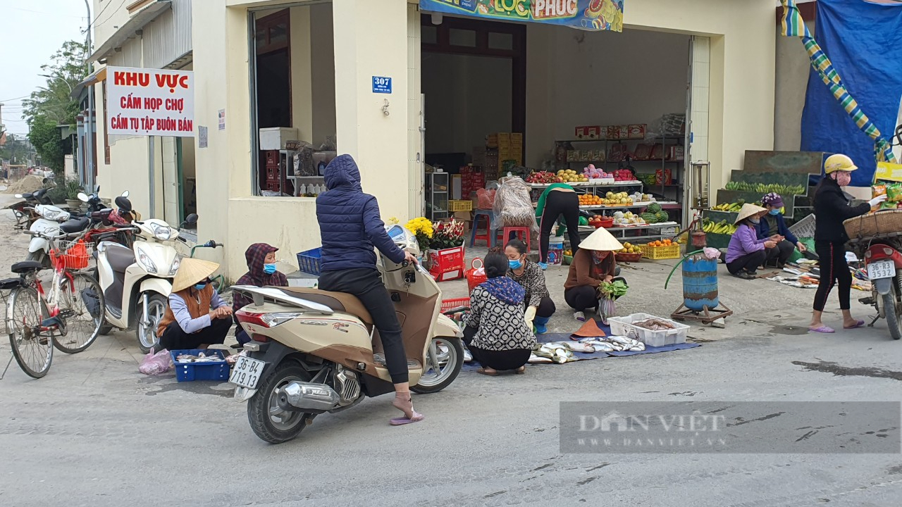 Nghịch lý chợ bỏ không, tiểu thương kéo nhau ra đường buôn bán - Ảnh 4.