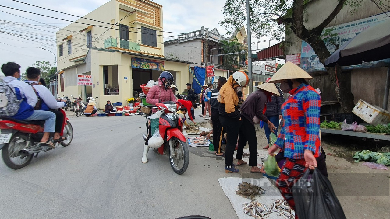 Nghịch lý chợ bỏ không, tiểu thương kéo nhau ra đường buôn bán - Ảnh 1.