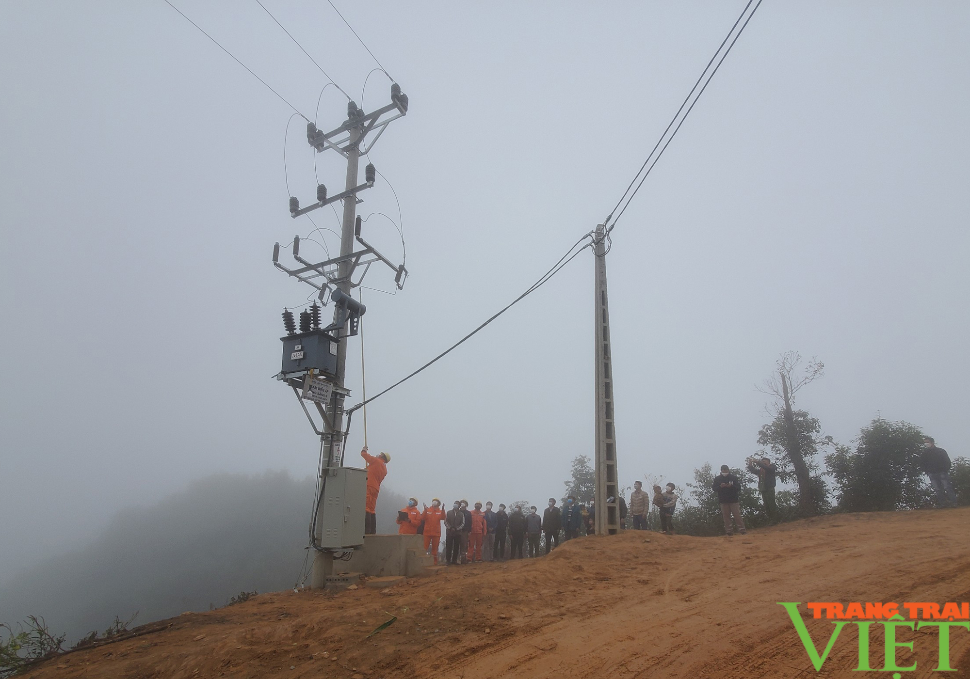 Sơn La: Hơn 360 hộ đồng bào dân tộc thiểu số được sử dụng điện lưới quốc gia - Ảnh 1.