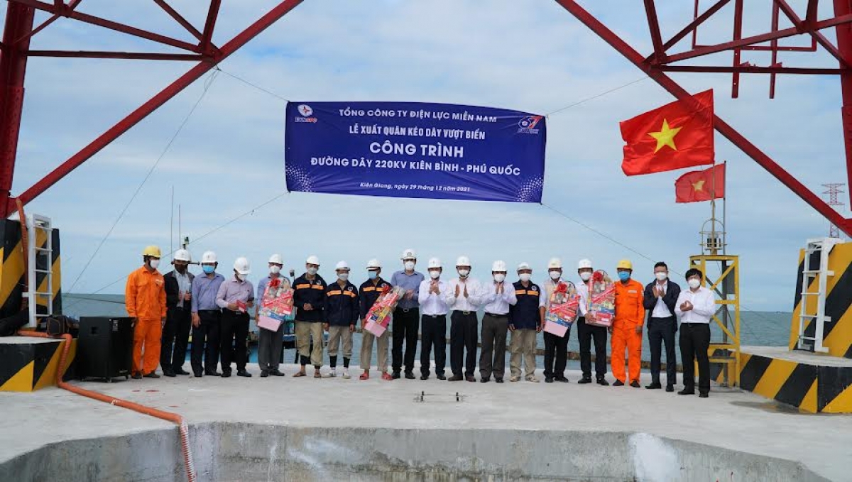 Kéo dây vượt biển công trình đường dây 220kV Kiên Bình - Phú Quốc - Ảnh 2.