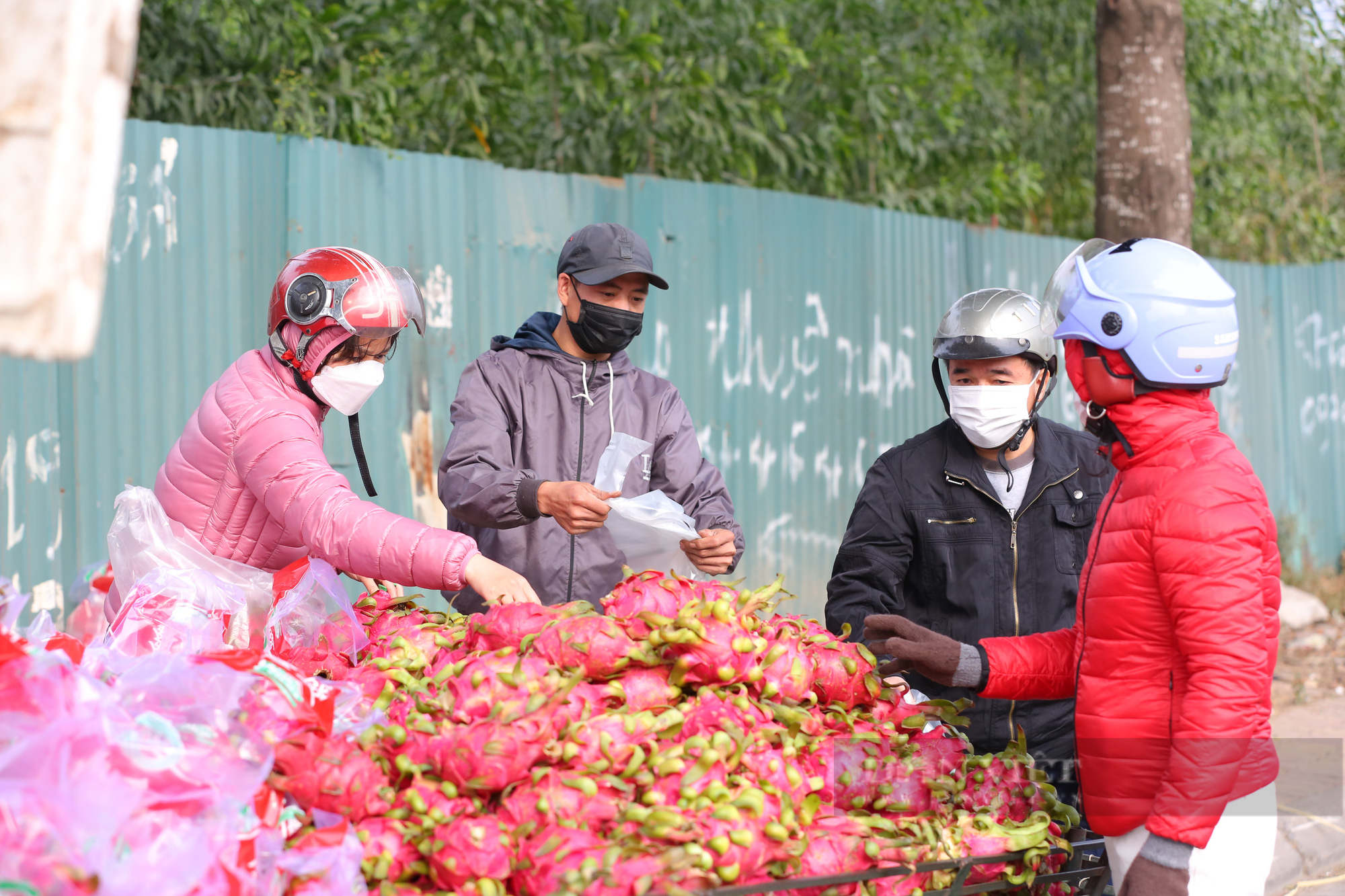 Tắc cửa khẩu, quay đầu về Hà Nội bán tràn vỉa hè, giá mít Thái, thanh long, dưa hấu rẻ &quot;như cho&quot; - Ảnh 4.