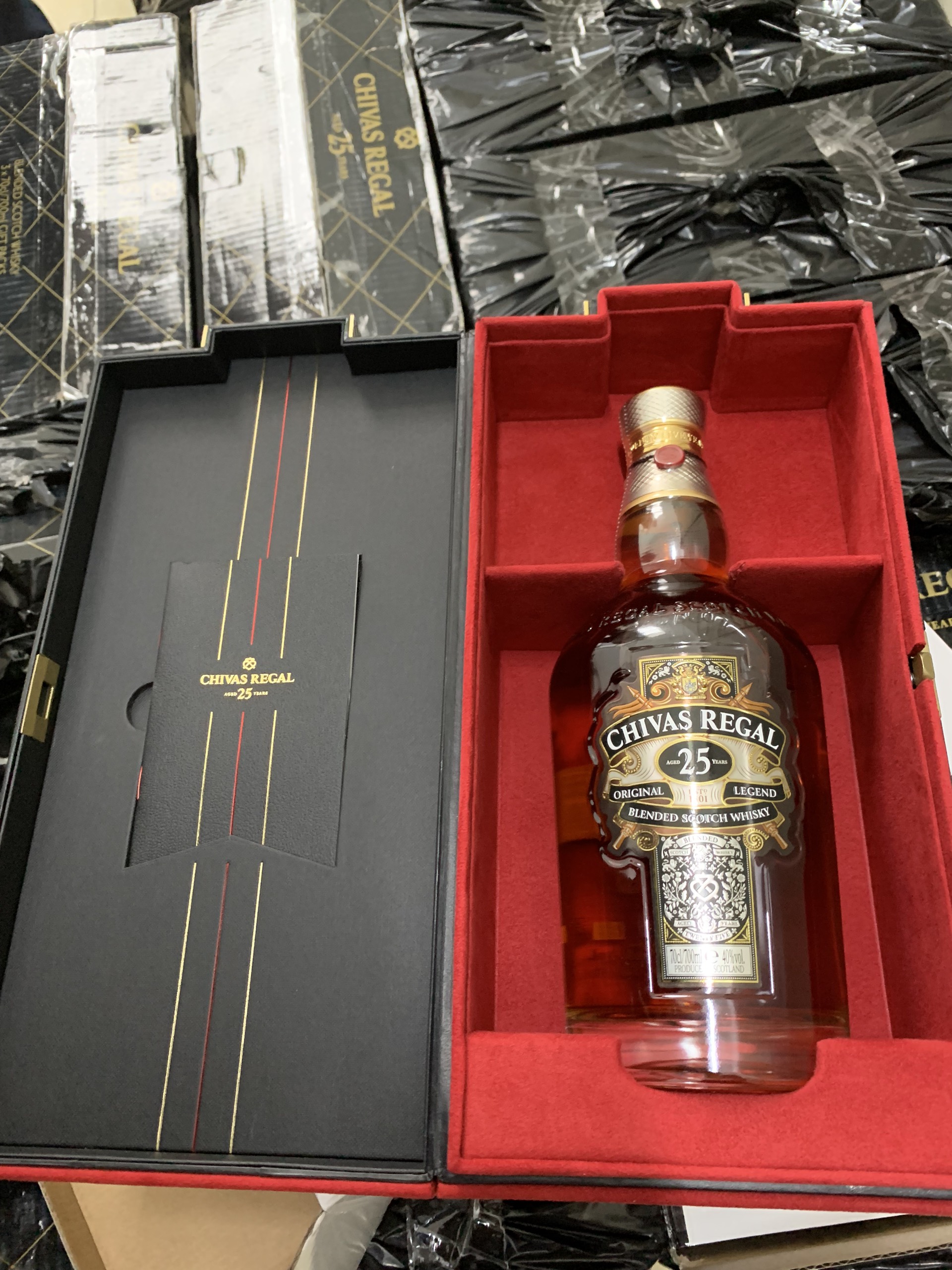 Chặn bắt xe ô tô chở hàng trăm chai rượu Tequila Jose Cuervo, Chivas Regal 25 nhập lậu - Ảnh 2.