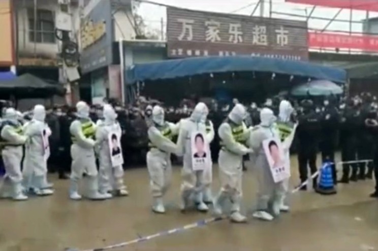 Trung Quốc diễu phố những người vi phạm quy tắc Covid-19 để trừng phạt - Ảnh 1.