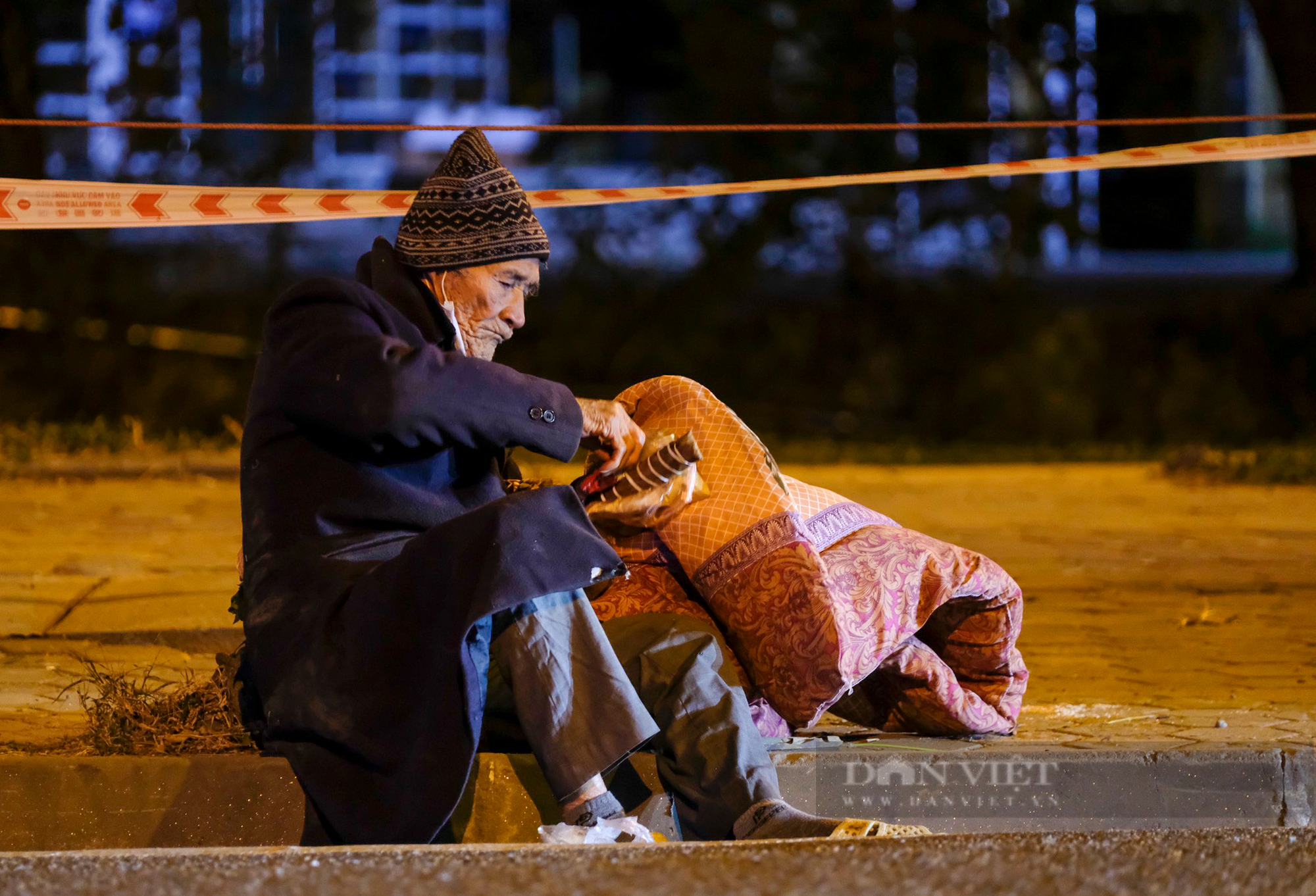 Hà Nội: Người vô gia cư co ro đốt lửa, mặc áo mưa ngủ vỉa hè trong đêm rét - Ảnh 4.