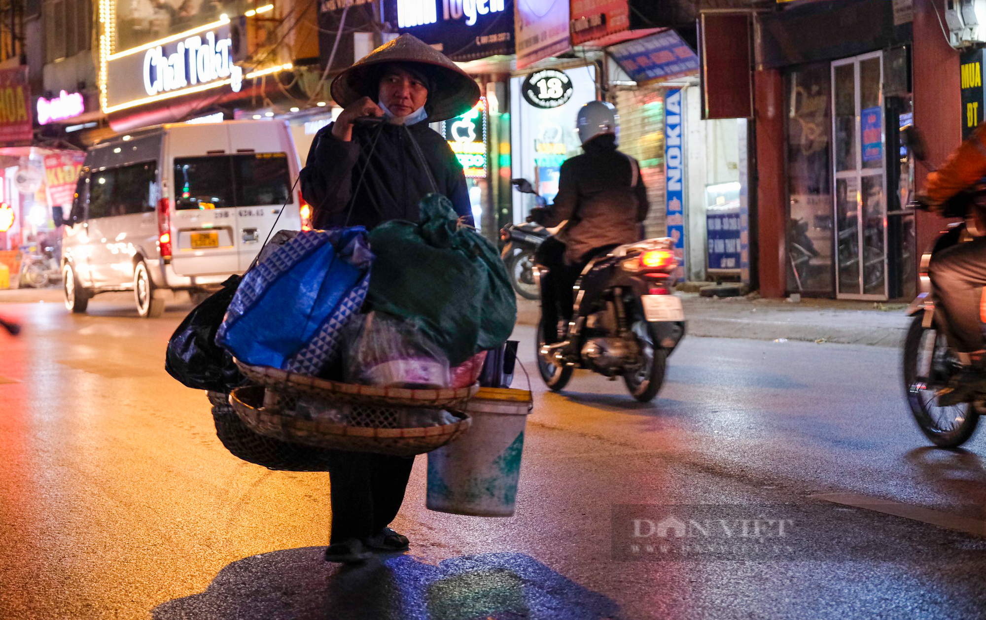 Hà Nội: Người vô gia cư co ro đốt lửa, mặc áo mưa ngủ vỉa hè trong đêm rét - Ảnh 5.