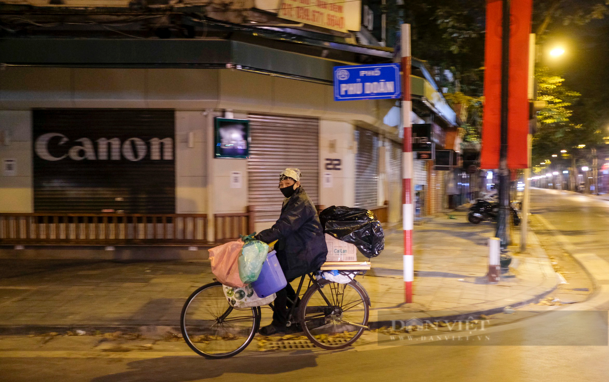 Hà Nội: Người vô gia cư co ro đốt lửa, mặc áo mưa ngủ vỉa hè trong đêm rét - Ảnh 8.