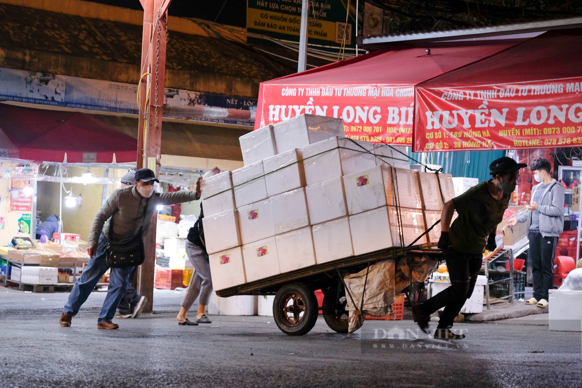 Hà Nội: Người vô gia cư co ro đốt lửa, mặc áo mưa ngủ vỉa hè trong đêm rét - Ảnh 6.