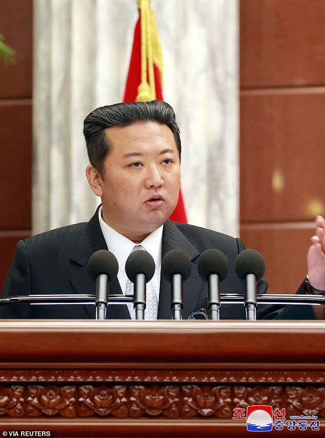 Kim Jong-un xuất hiện với diện mạo gây bất ngờ - Ảnh 1.