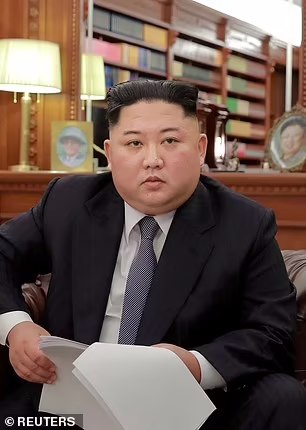 Kim Jong-un xuất hiện với diện mạo gây bất ngờ - Ảnh 2.