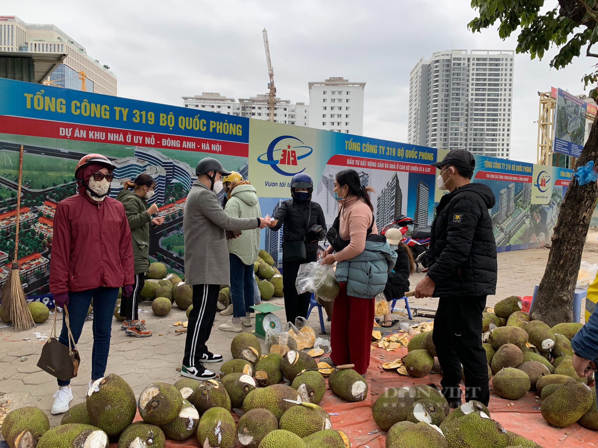 Tắc cửa khẩu, quay đầu về Hà Nội bán tràn vỉa hè, giá mít Thái, thanh long, dưa hấu rẻ &quot;như cho&quot; - Ảnh 2.