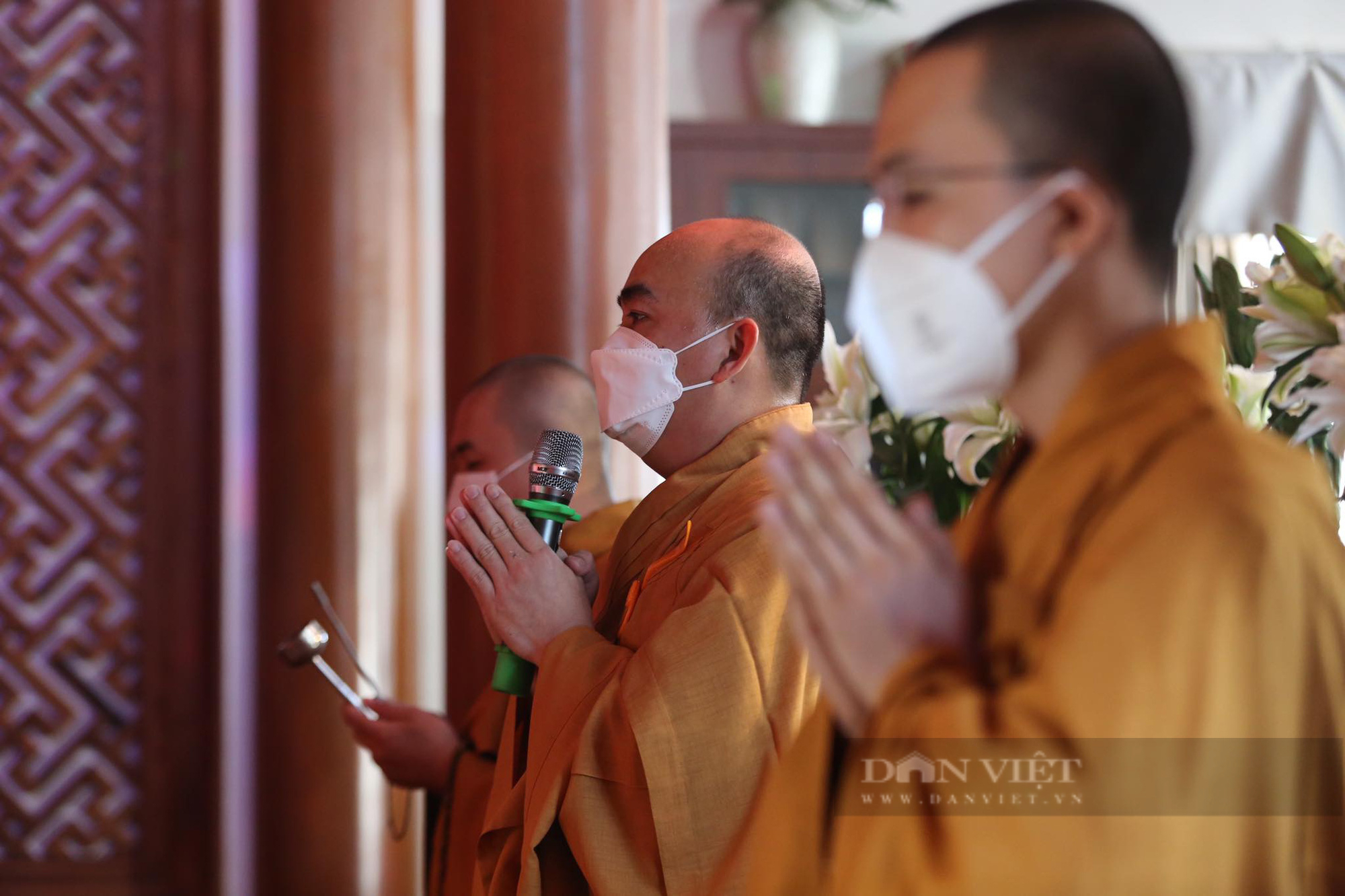 Lễ cầu siêu thẫm đẫm nước mắt cho bé gái 8 tuổi tử vong nghi do &quot;dì ghẻ&quot; bạo hành  - Ảnh 3.