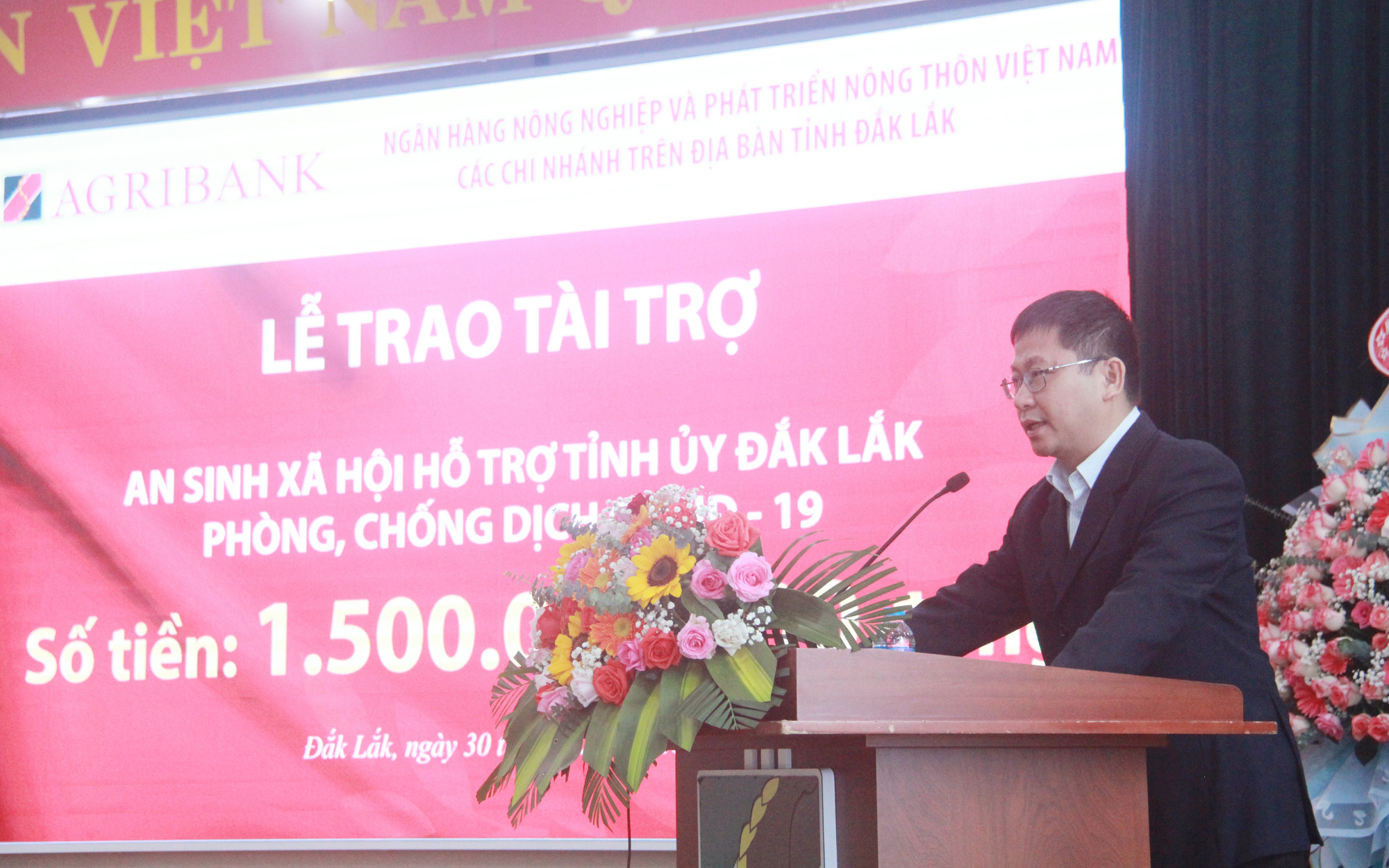 Các chi nhánh Agribank tại Đắk Lắk hỗ trợ 1,5 tỷ đồng vào phòng, chống dịch - Ảnh 2.