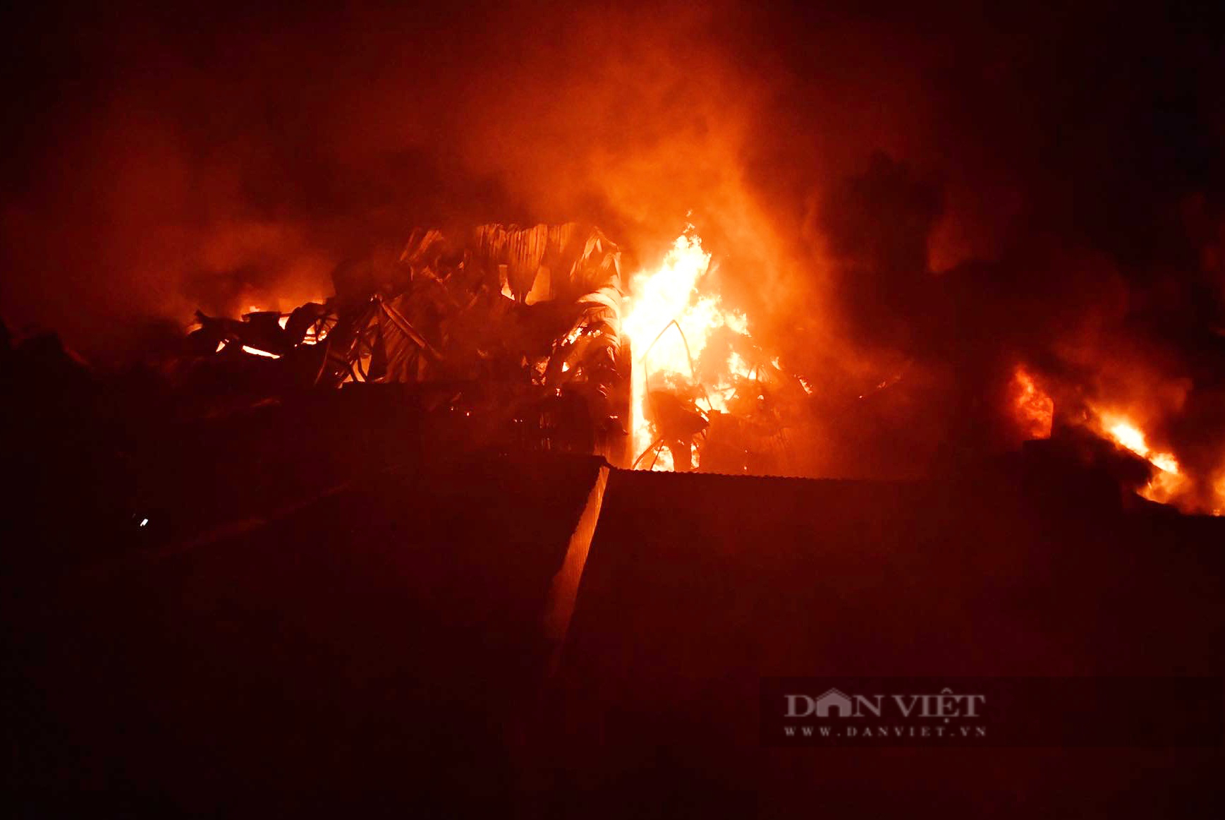 Vụ cháy cực lớn ở chợ vải Ninh Hiệp: Thiệt hại chủ yếu là... vải vụn - Ảnh 2.