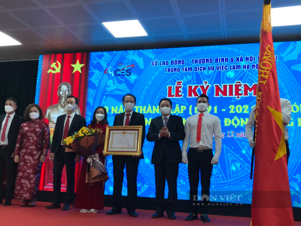 Trung tâm dịch vụ việc làm Hà Nội đón nhận Huân chương Lao động hạng Ba
