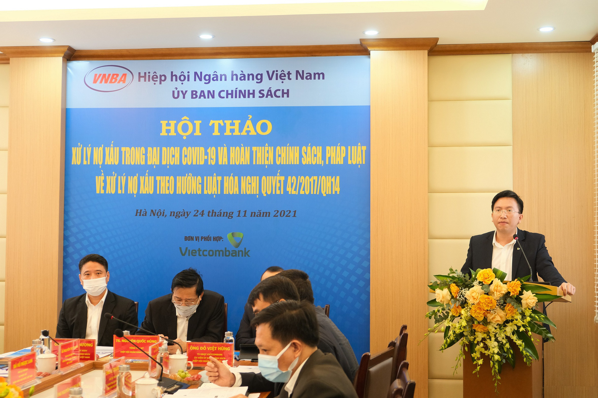 Vietcombank quyết liệt trong công tác kiểm soát và xử lý nợ xấu trong giai đoạn hậu Covid-19 - Ảnh 2.