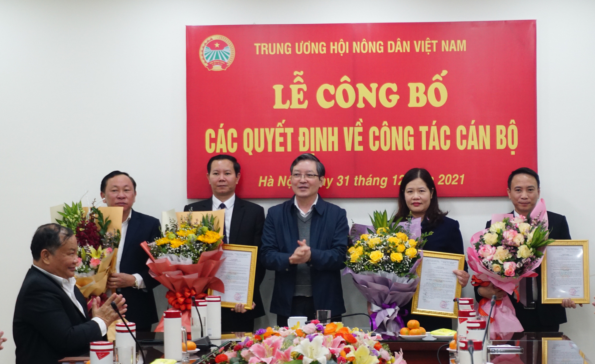 Trung ương Hội Nông dân Việt Nam: Trao Quyết định về công tác cán bộ cho 4 đồng chí - Ảnh 1.