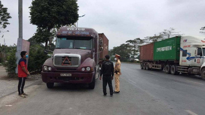 Cả trăm tài xế xe tải, container dính phạt vì dừng đỗ tùy tiện để ăn cơm - Ảnh 1.