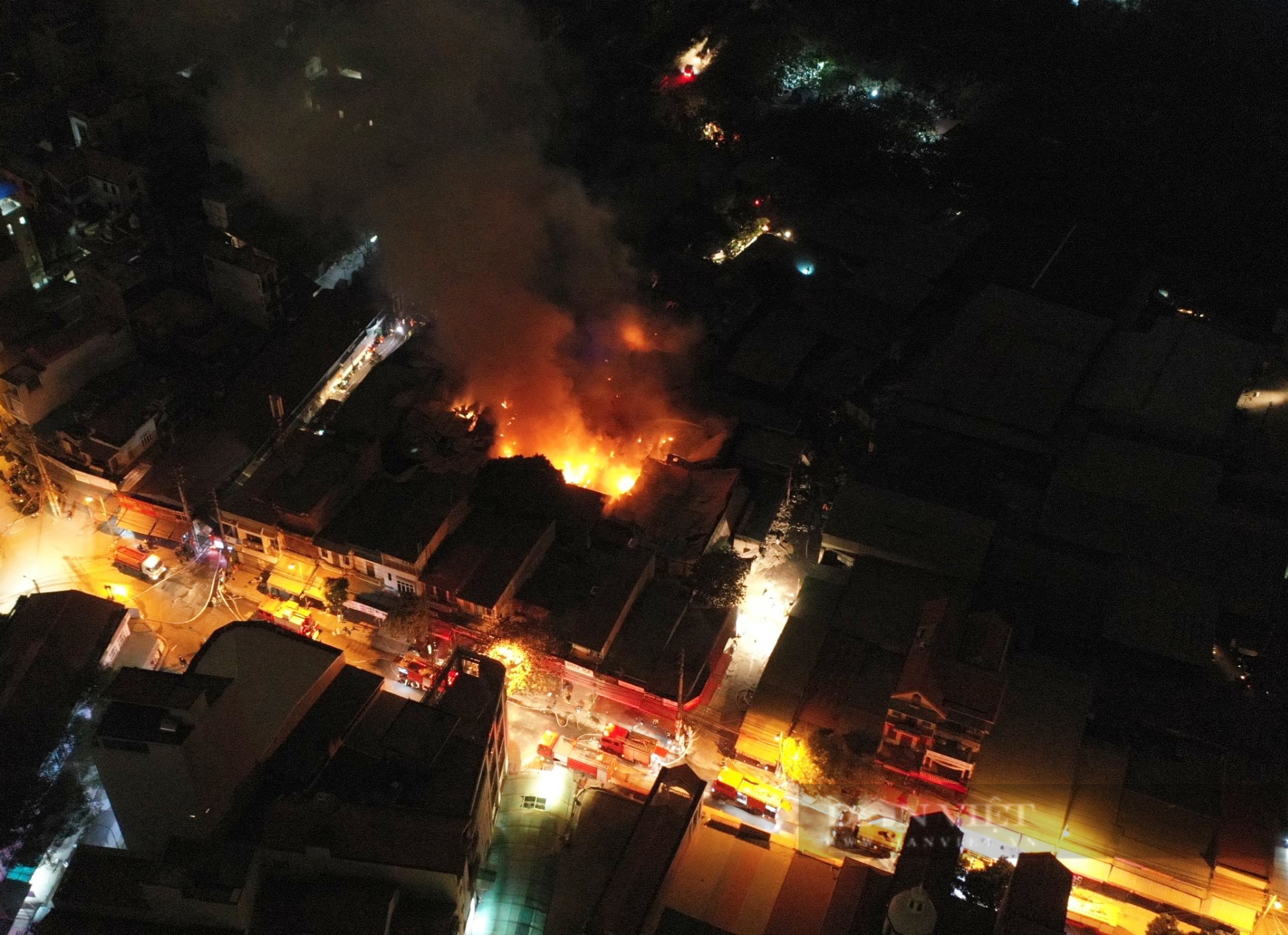 Công an điều tra nguyên nhân cháy cực lớn hơn 2.000 m2 ở chợ vải Ninh Hiệp - Ảnh 1.