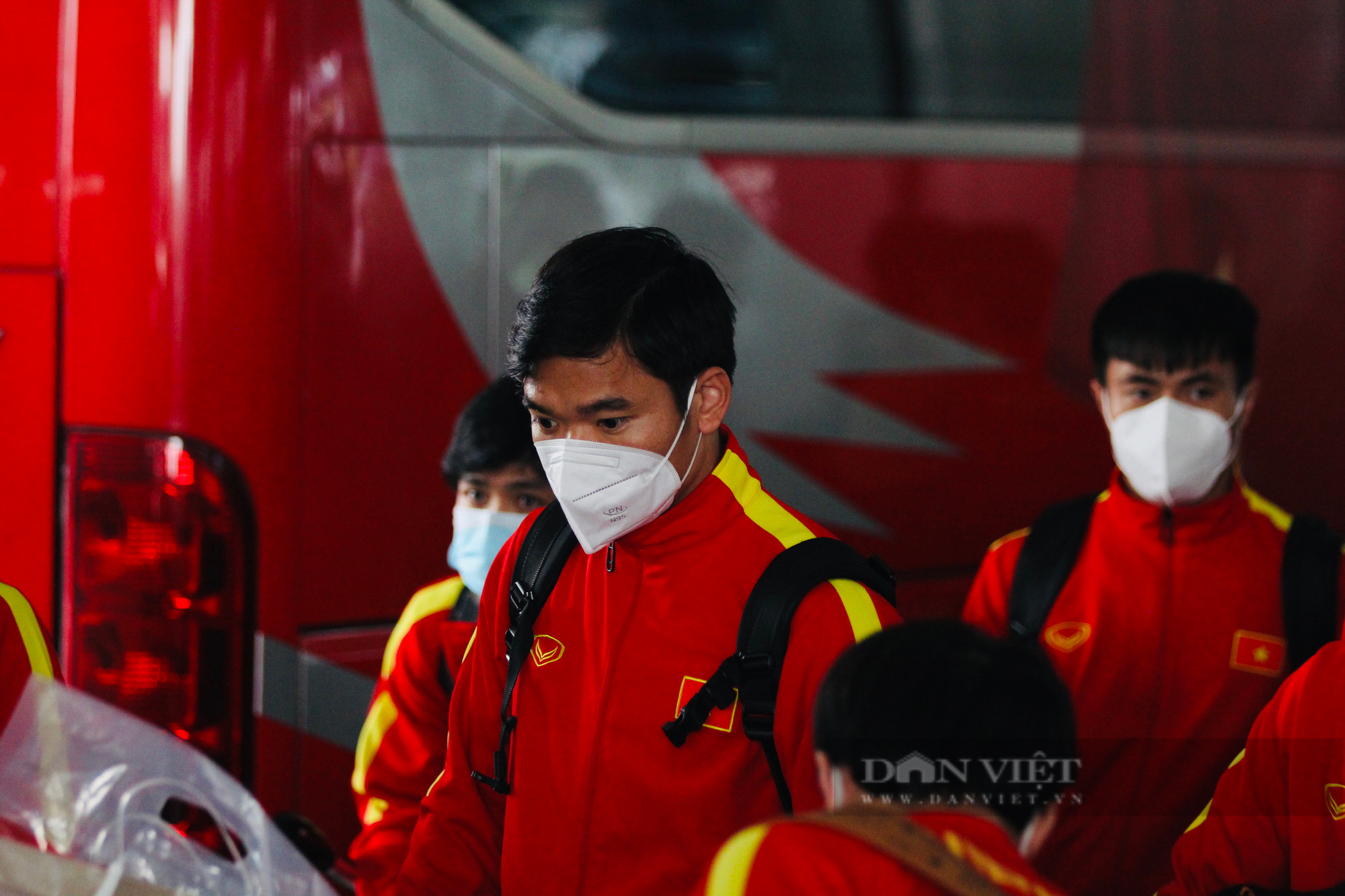 Cầu thủ ĐT Việt Nam vui vẻ chụp ảnh với NHM khi về đến sân bay Nội Bài - Ảnh 5.