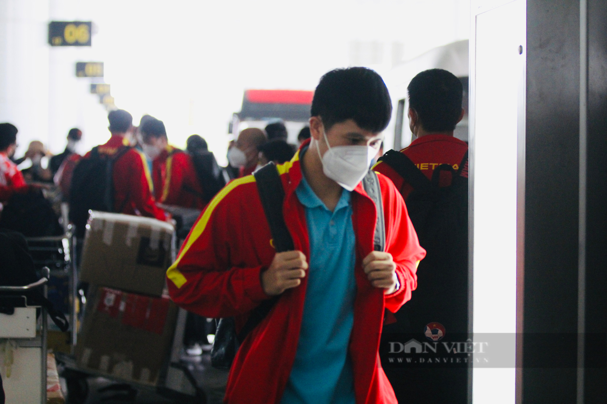 Cầu thủ ĐT Việt Nam vui vẻ chụp ảnh với NHM khi về đến sân bay Nội Bài - Ảnh 8.