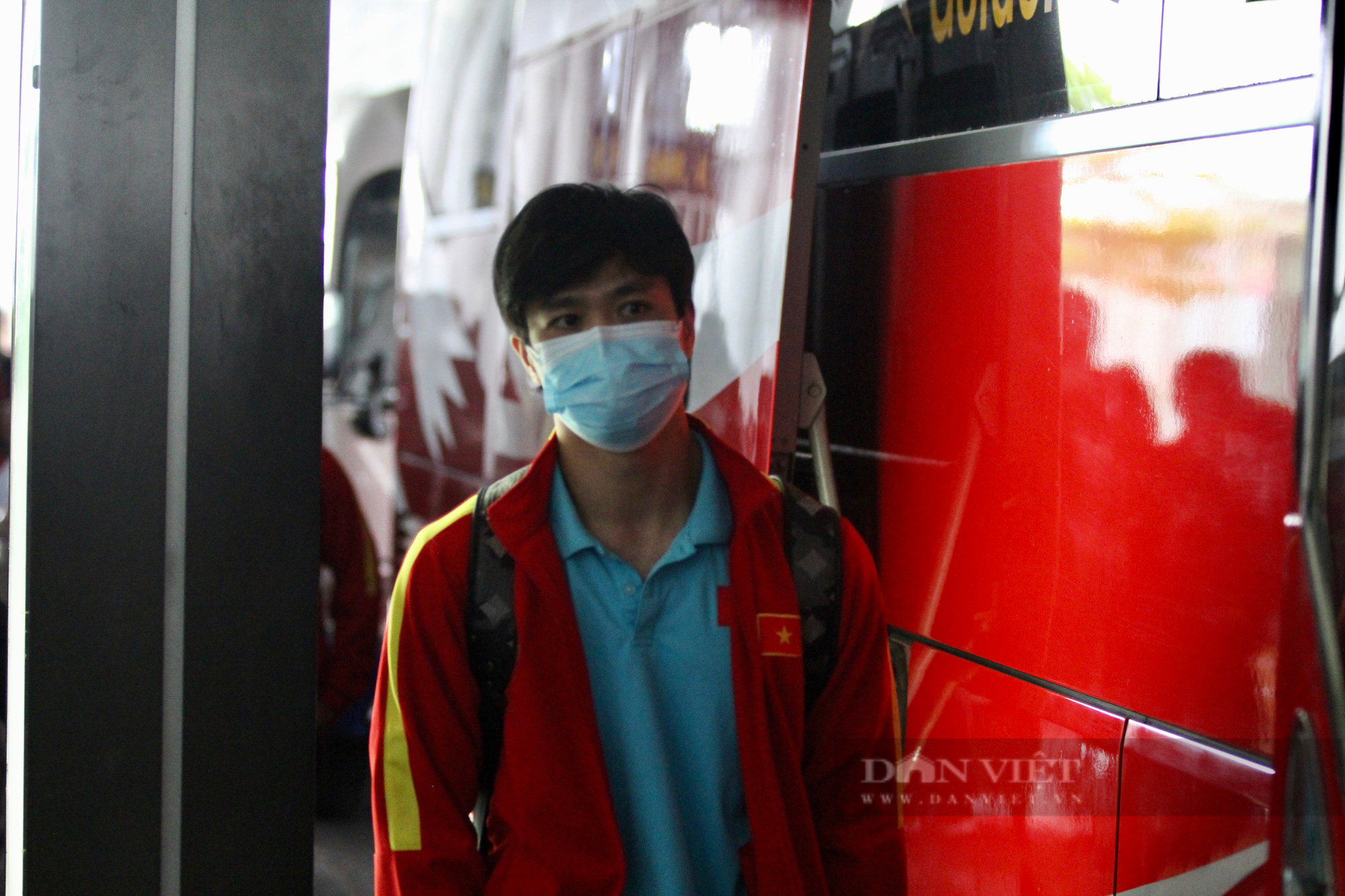 Cầu thủ ĐT Việt Nam vui vẻ chụp ảnh với NHM khi về đến sân bay Nội Bài - Ảnh 4.