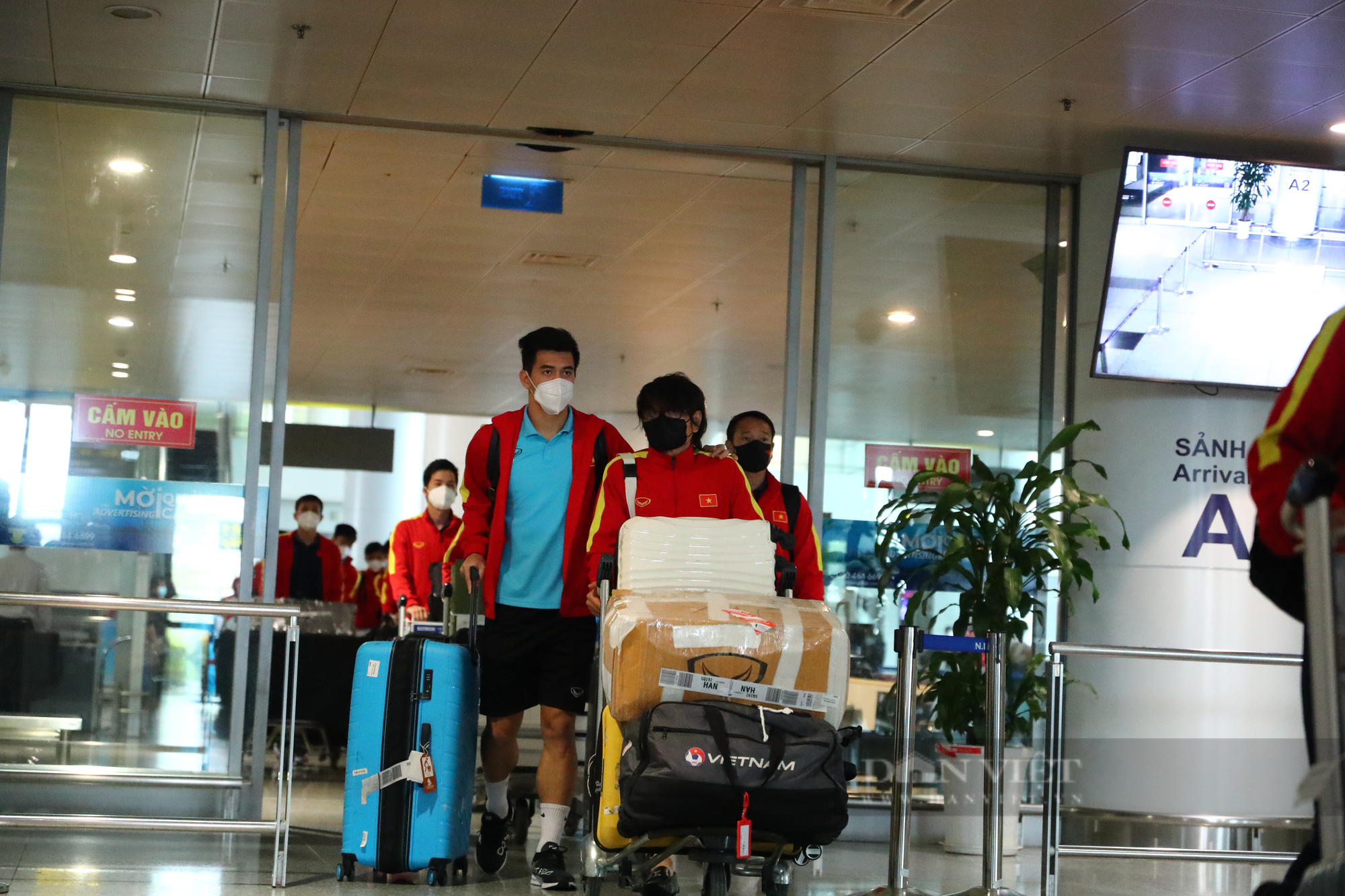 Cầu thủ ĐT Việt Nam vui vẻ chụp ảnh với NHM khi về đến sân bay Nội Bài - Ảnh 2.